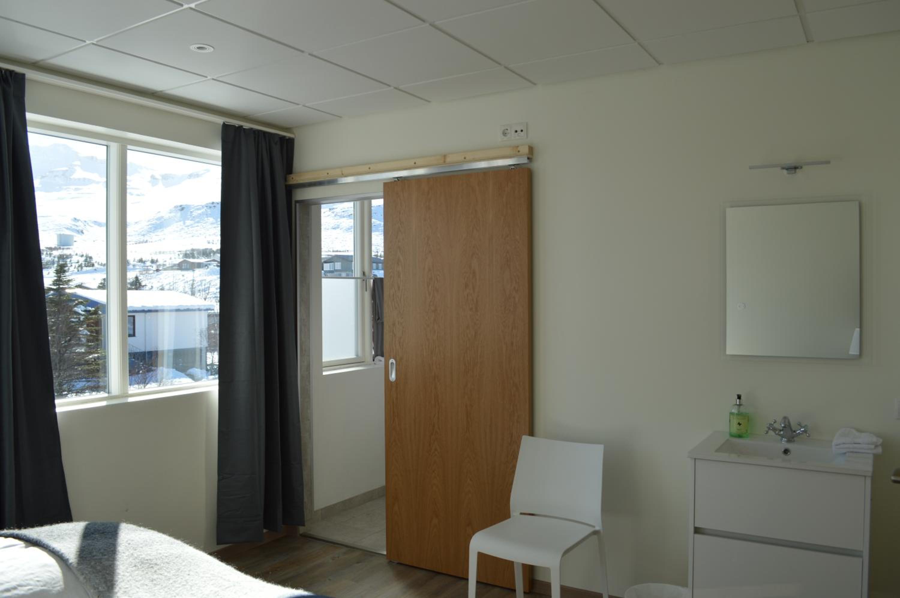 Double or Twin Room with Private Bathroom - Photo 2