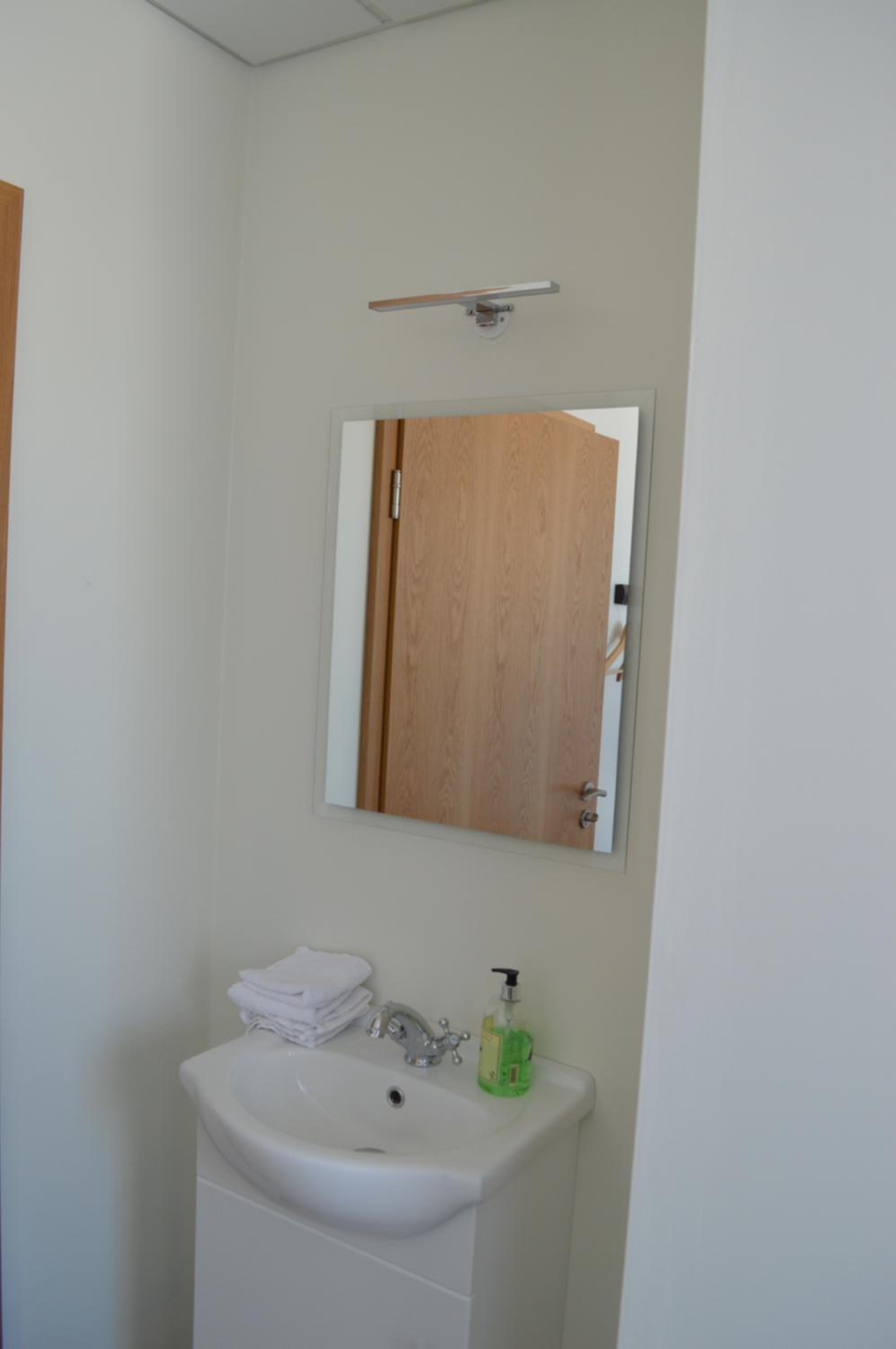 Double or Twin Room with Private Bathroom - Photo 8