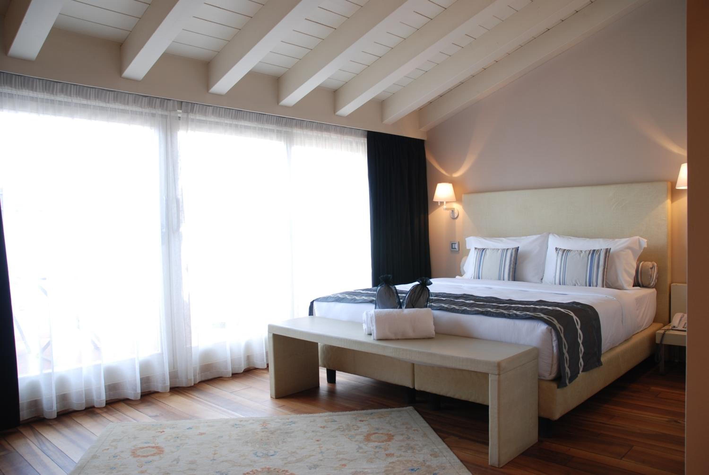 Prestige Room with Lake View - Split level - Photo 3