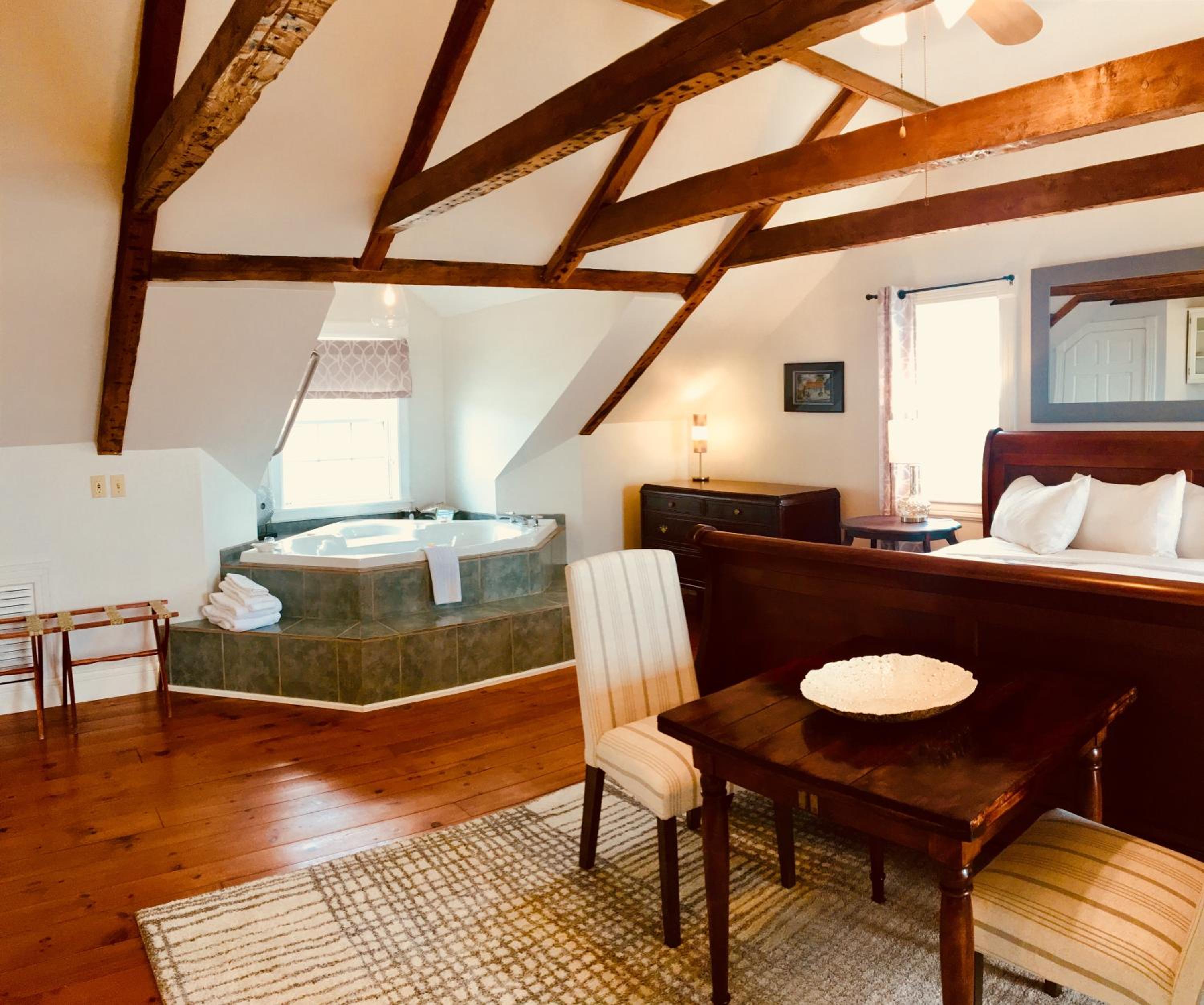 Deluxe King Suite photo 2