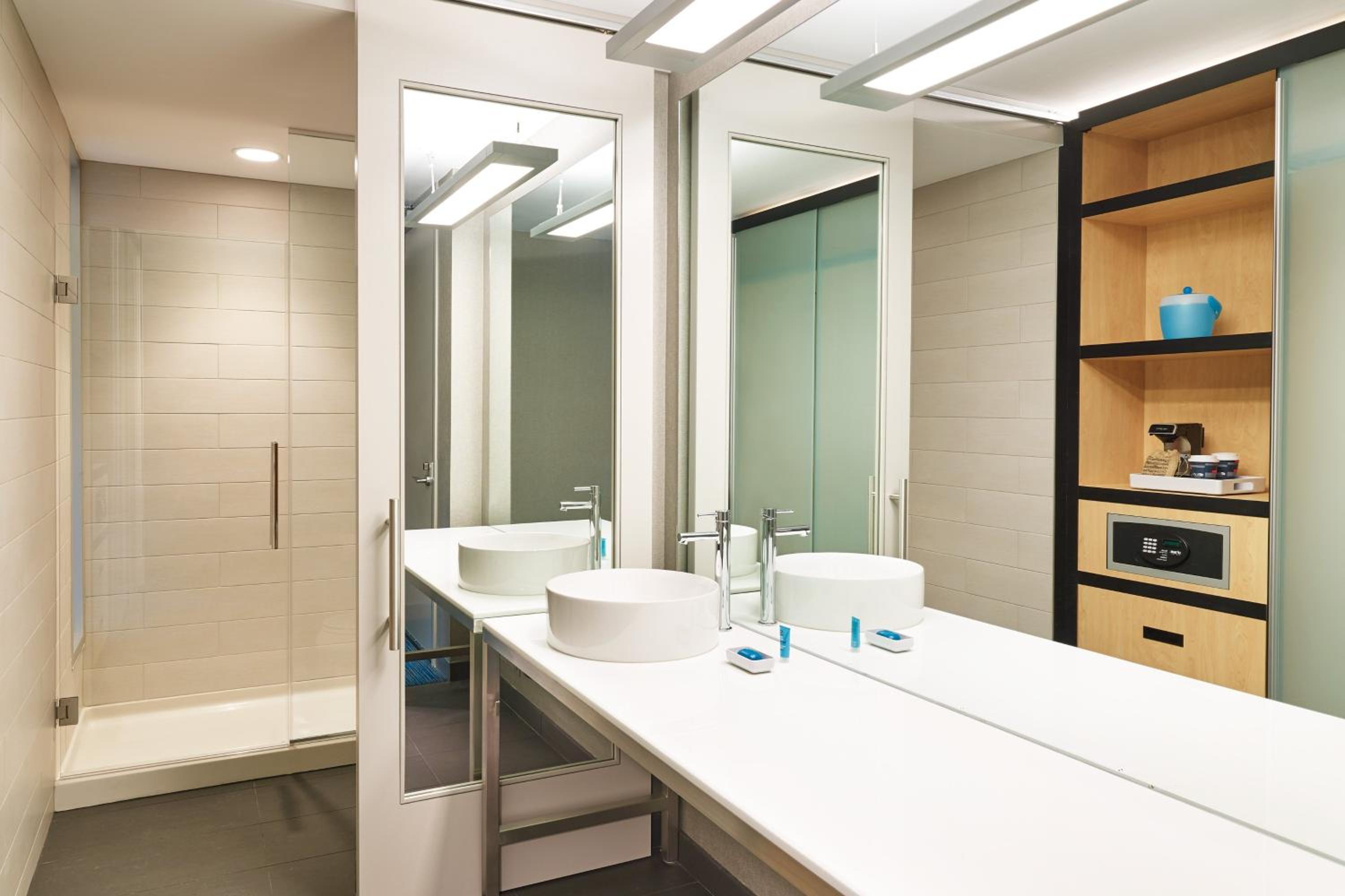 King Room with High Floor and Bathtub - Mobility Access/Hearing Accessible