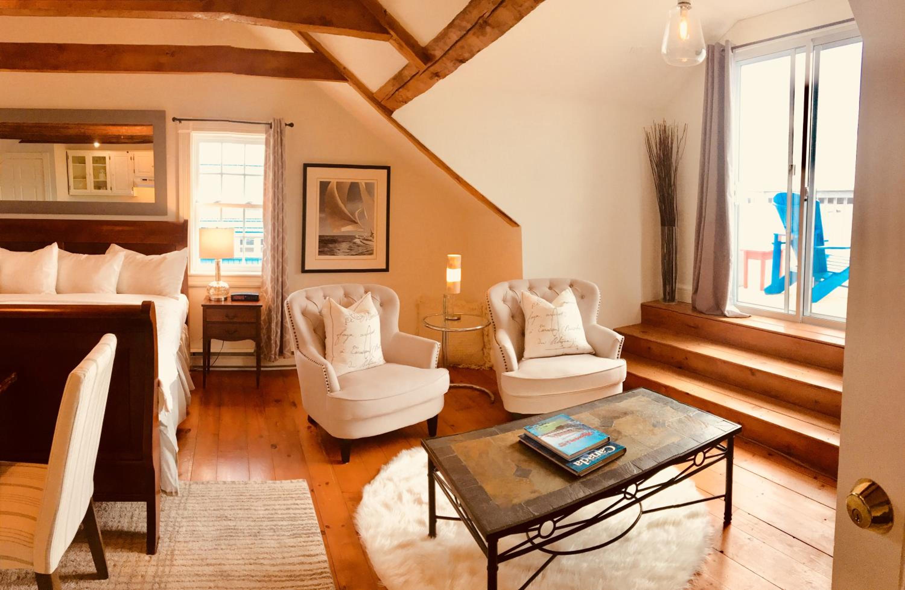 Deluxe King Suite photo 1