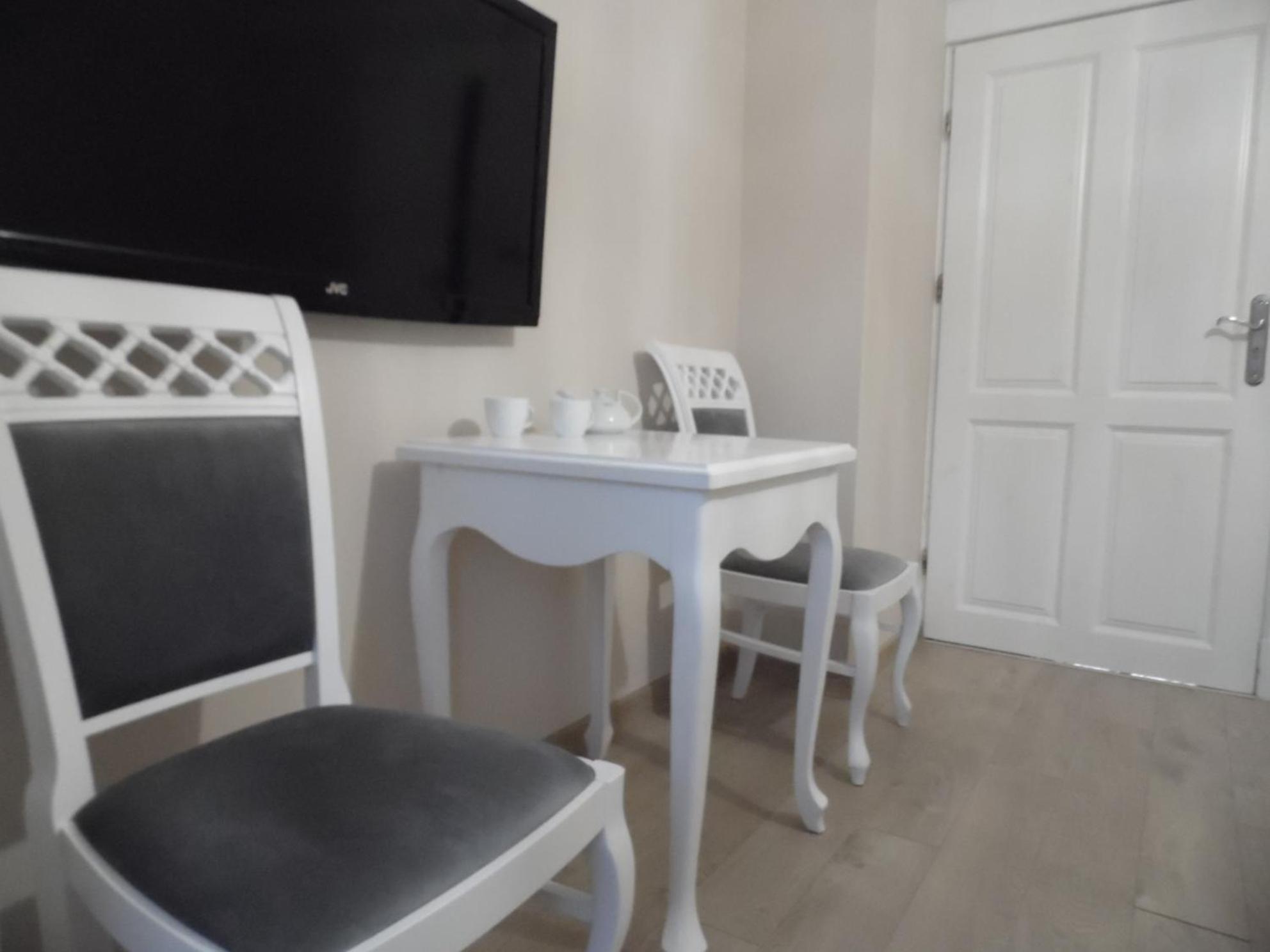 Double Room with Private Bathroom - Photo 8
