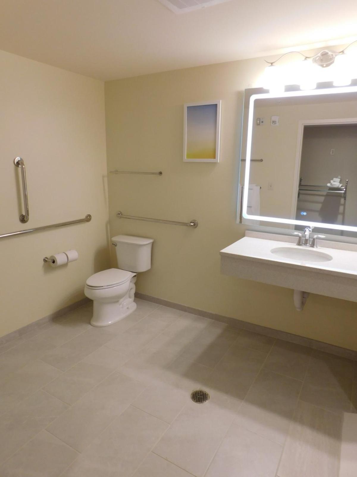 Queen Room with Two Queen Beds and Bath Tub with Grab Bars - Mobility Accessible/Non-Smoking