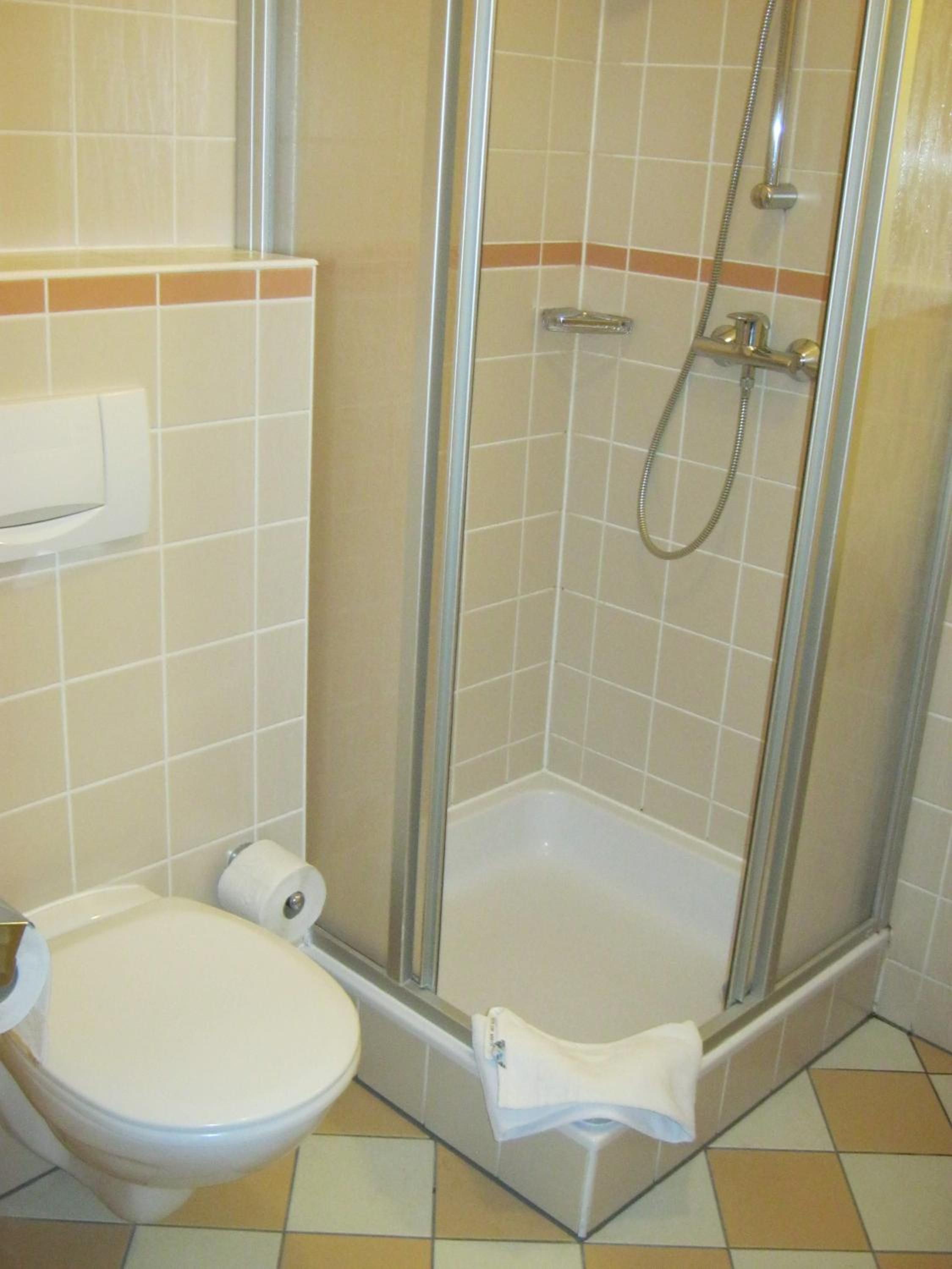 Single Room with Bathroom photo 2