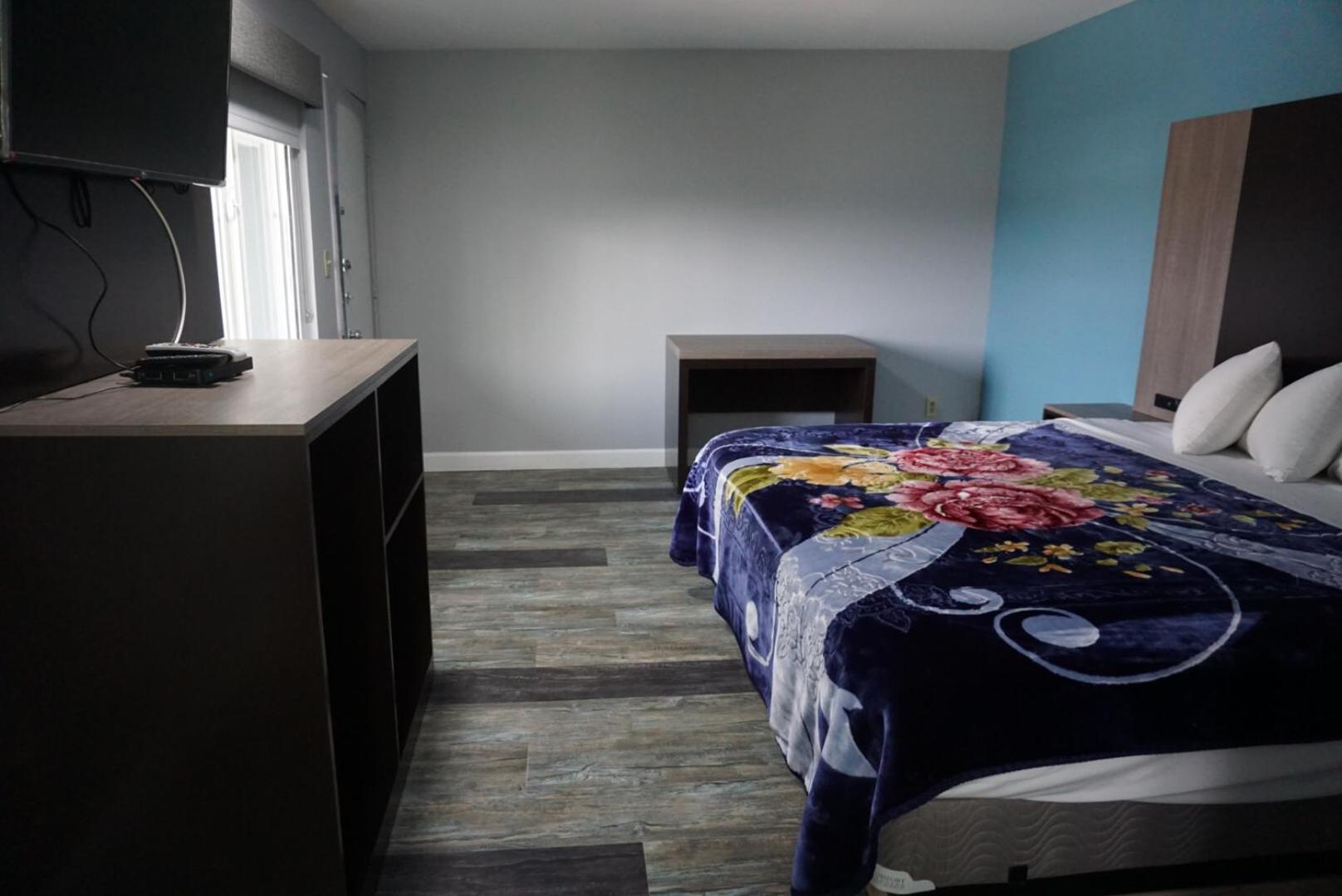 Queen Room with Two Queen Beds - Non-Smoking photo 3