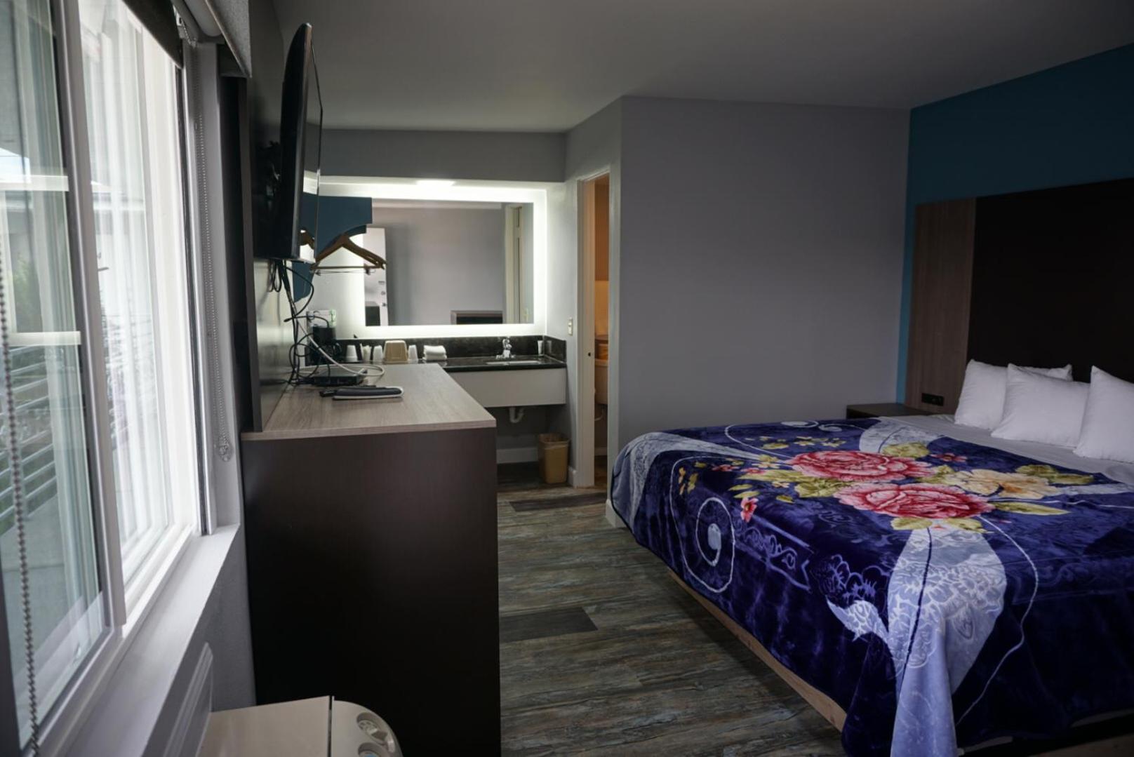 Queen Room - Non-Smoking photo 1
