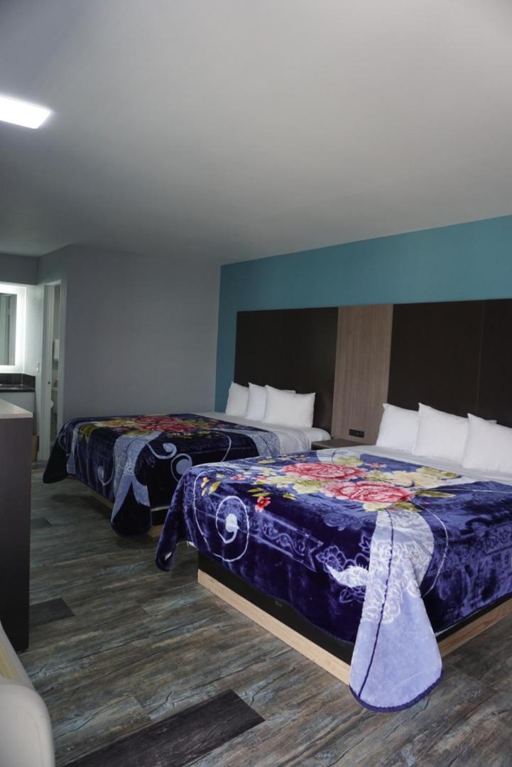 Queen Room with Two Queen Beds - Non-Smoking photo 2
