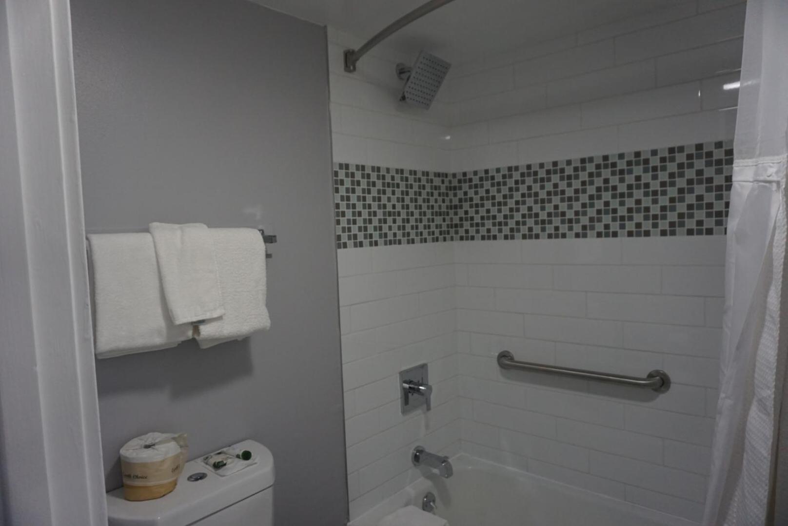 Queen Room - Non-Smoking photo 3