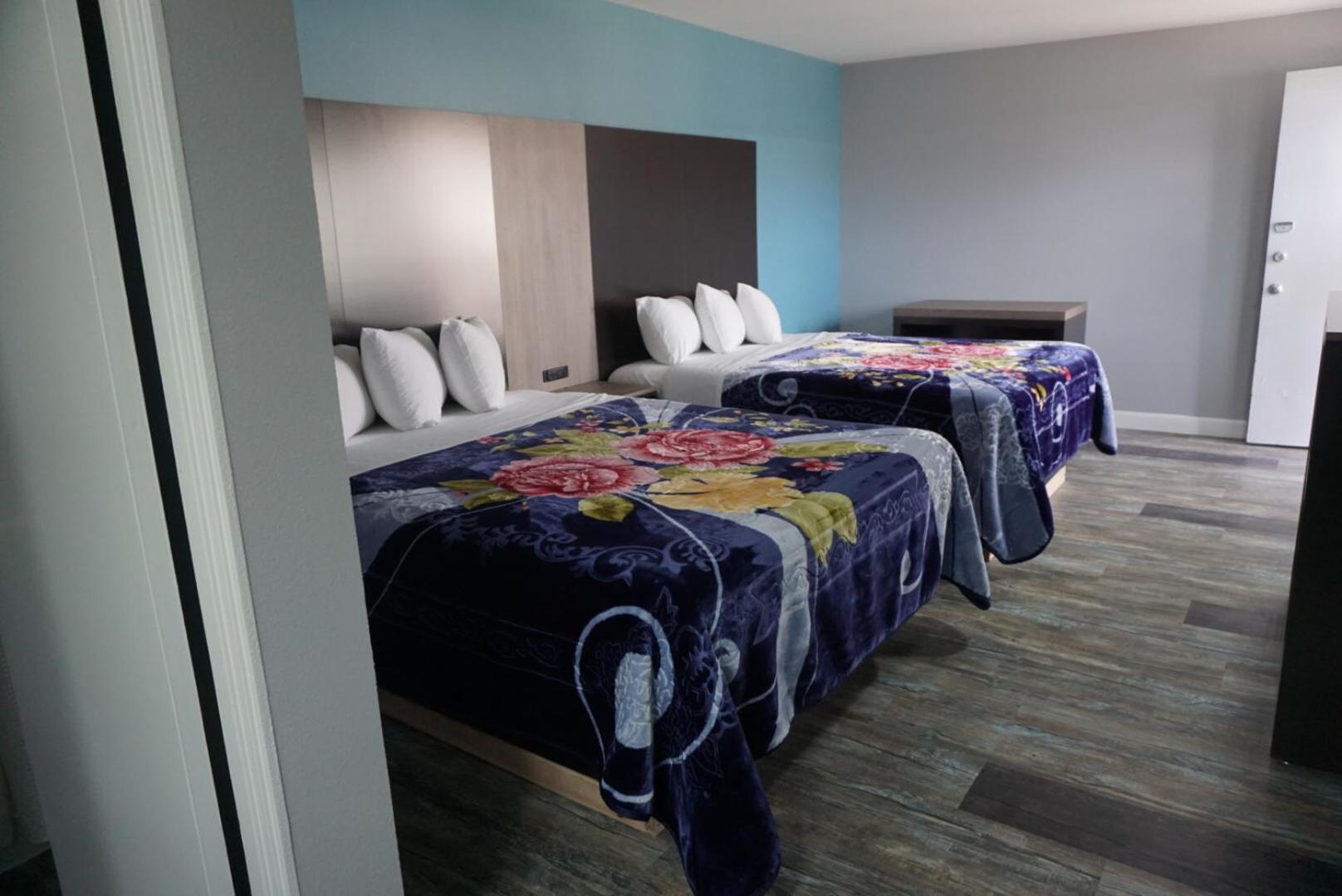 Queen Room with Two Queen Beds - Non-Smoking photo 1