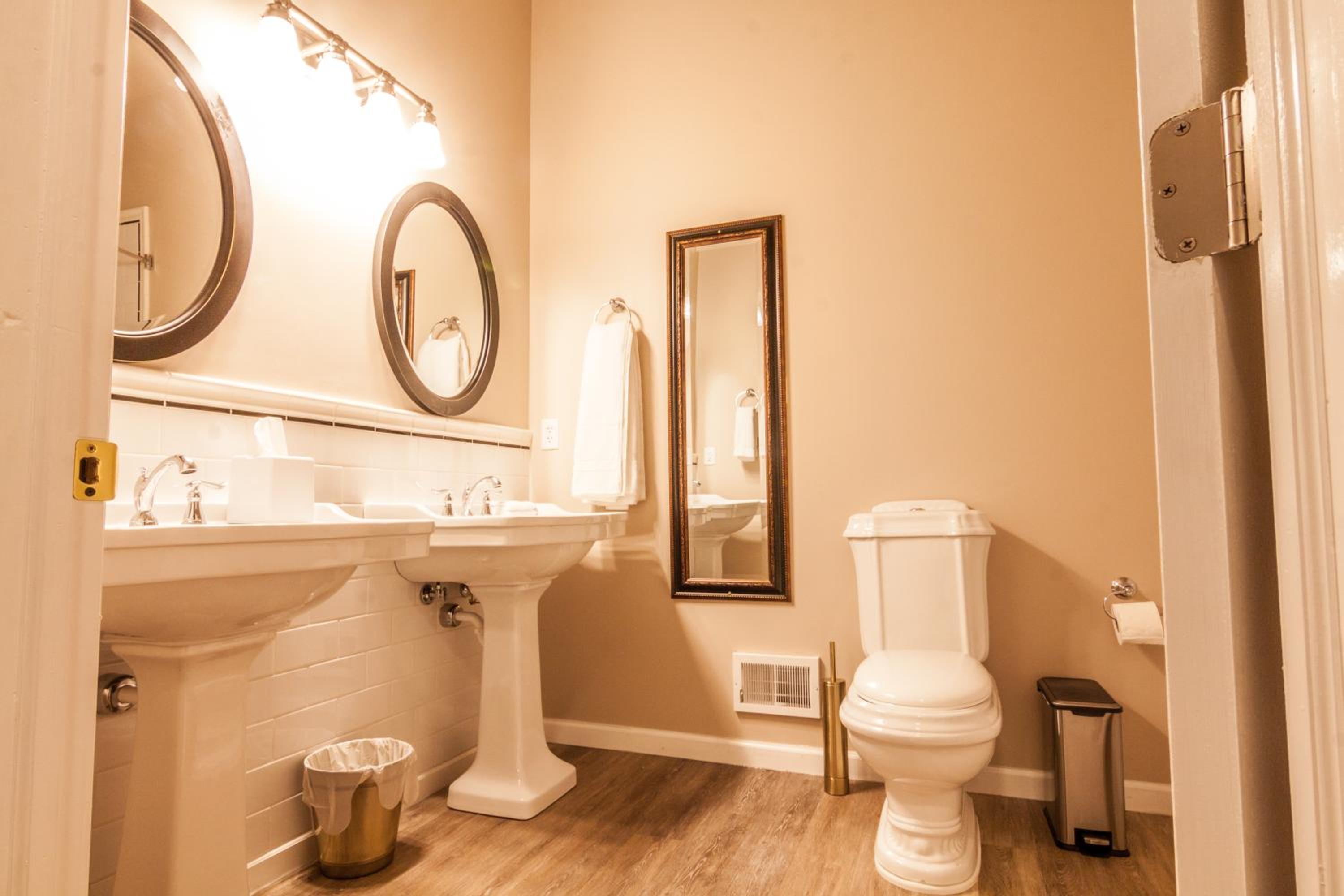 Deluxe King Suite - Photo 7