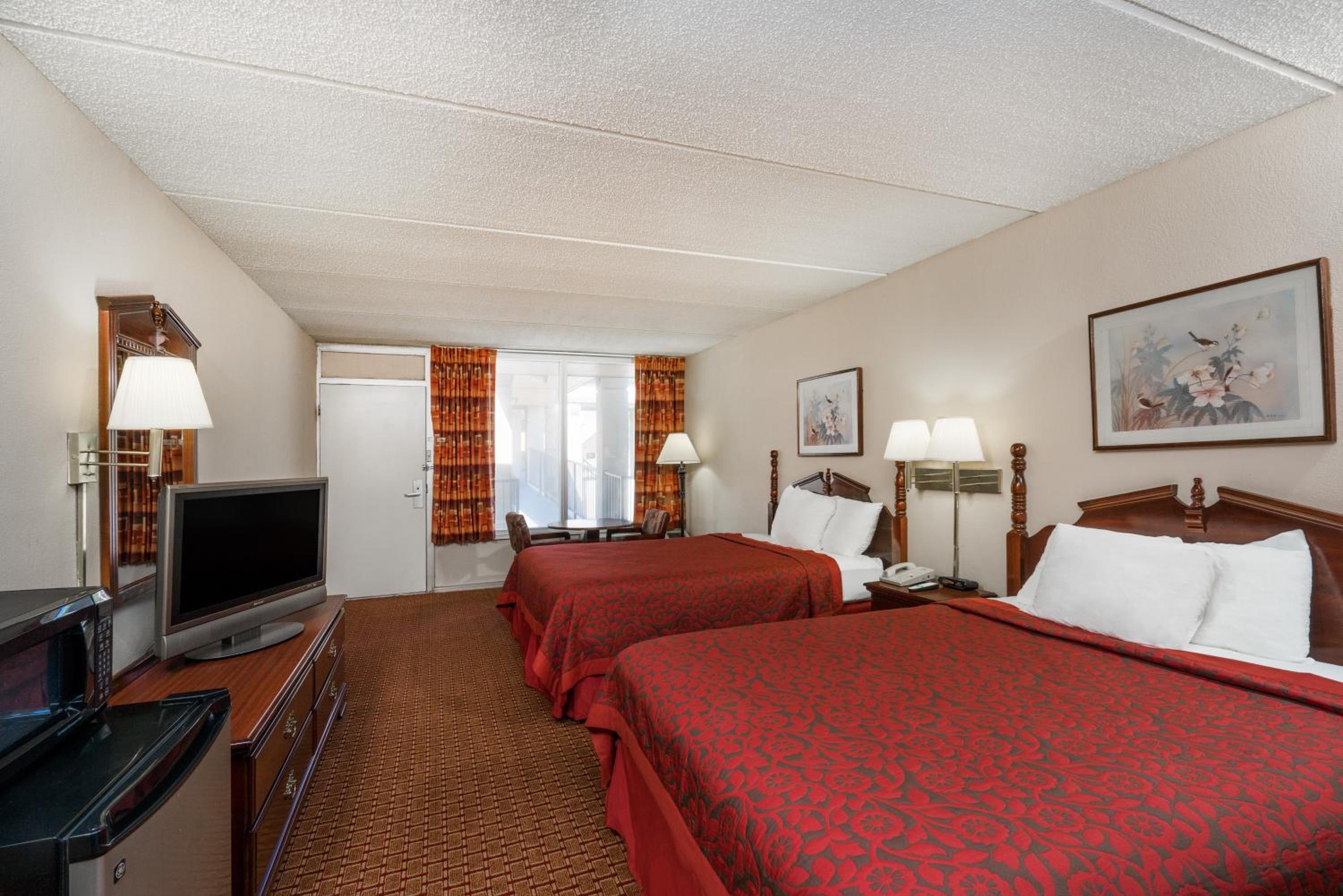 Queen Room with Two Queen Beds - Non-Smoking - Photo 2