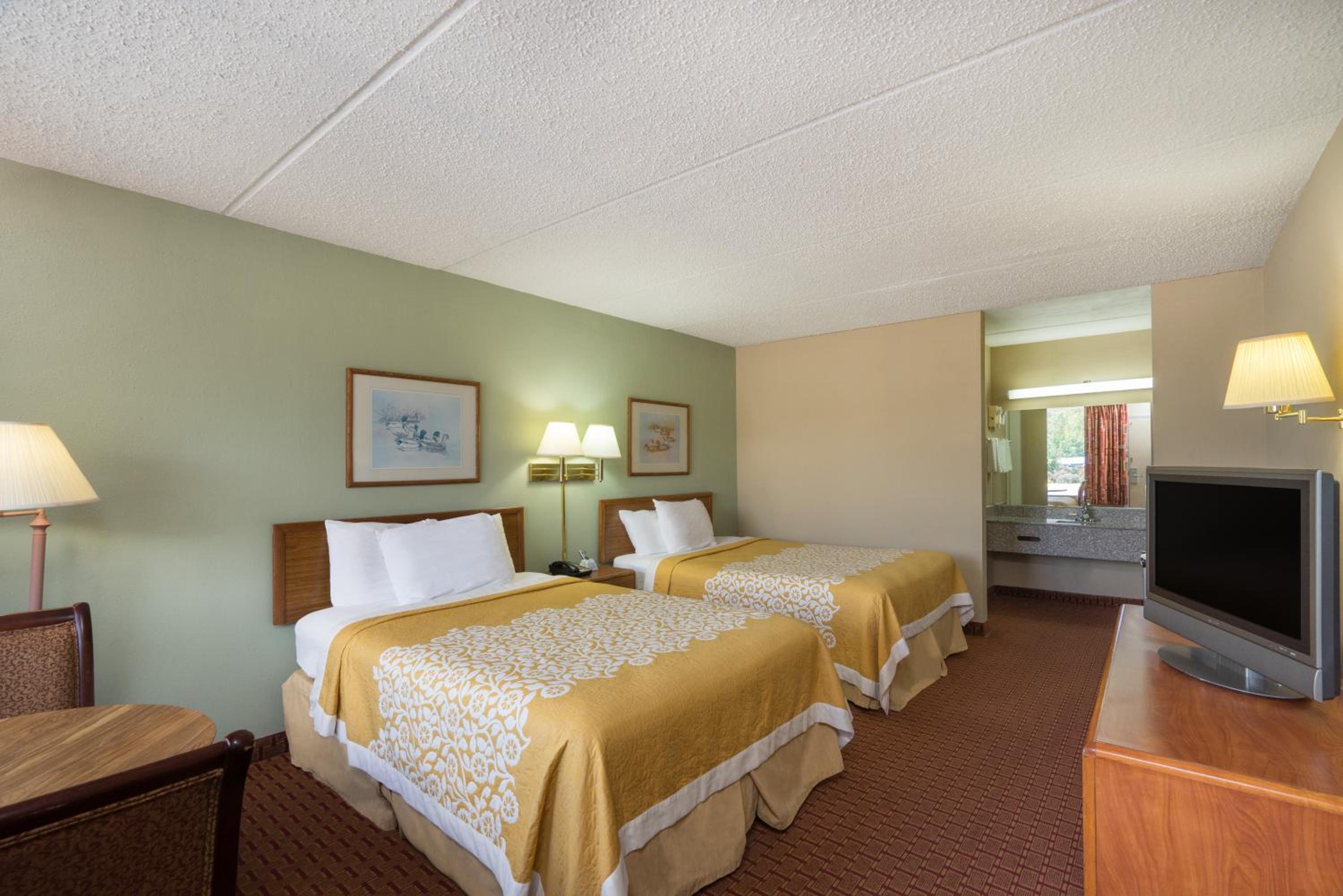Double Room with Two Double Beds - Smoking - Photo 1