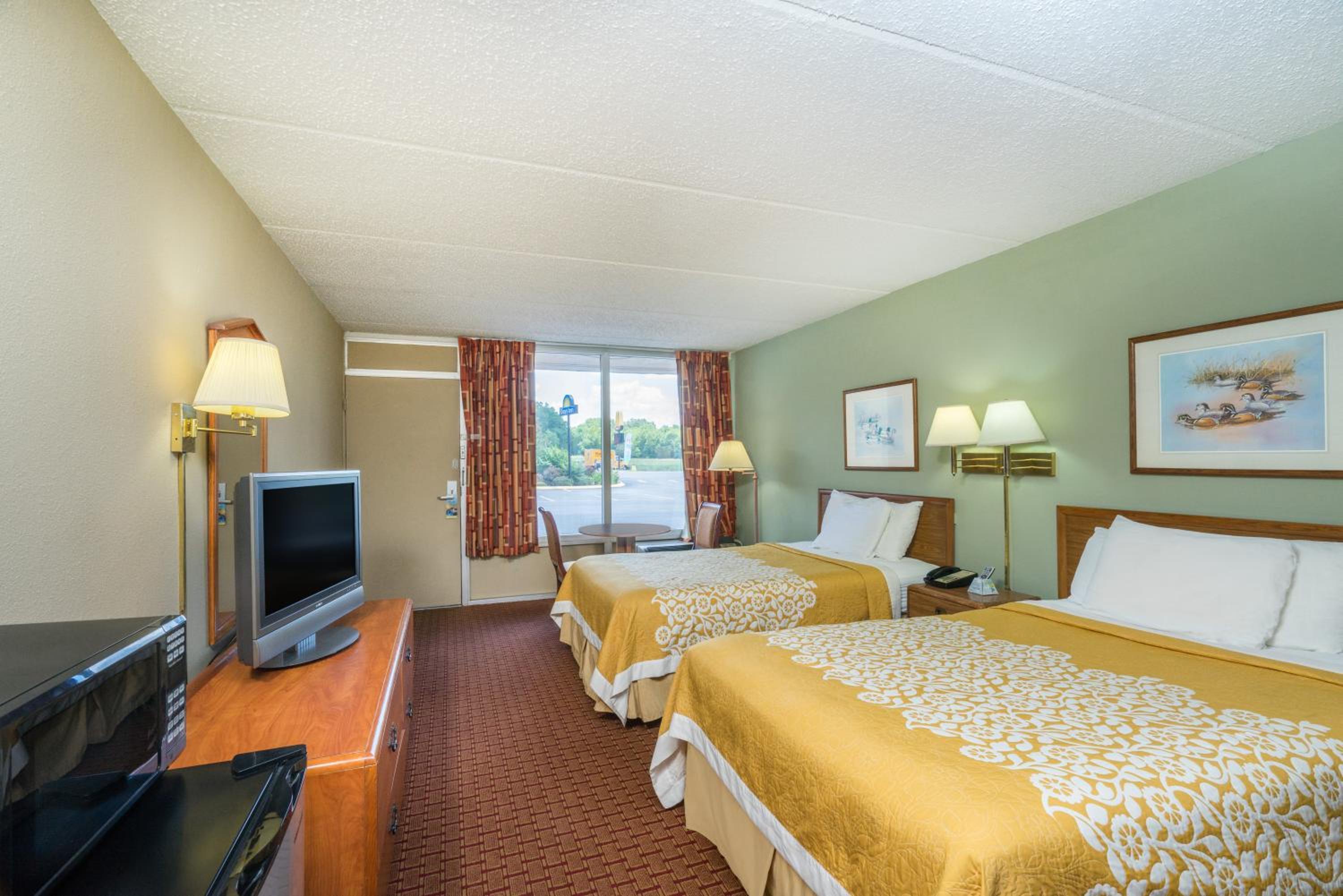 Double Room with Two Double Beds - Smoking - Photo 2