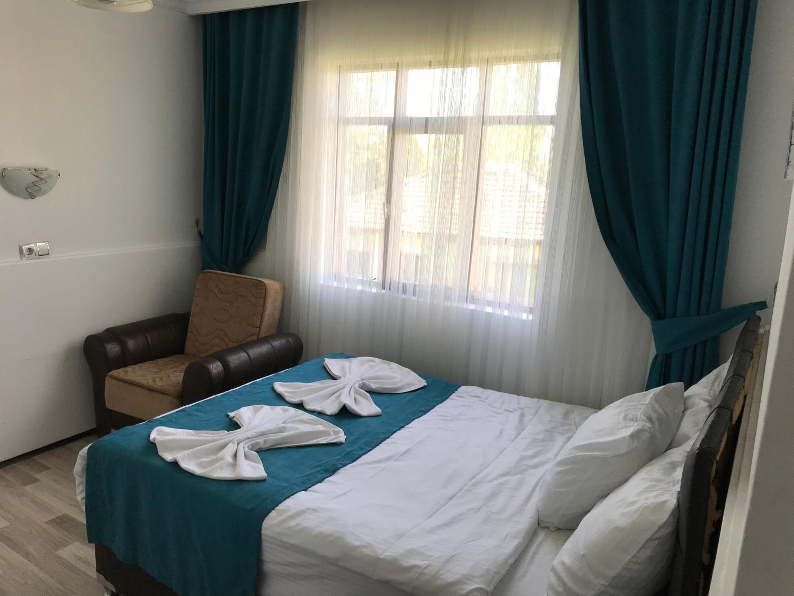 Standard Double Room - Photo 11