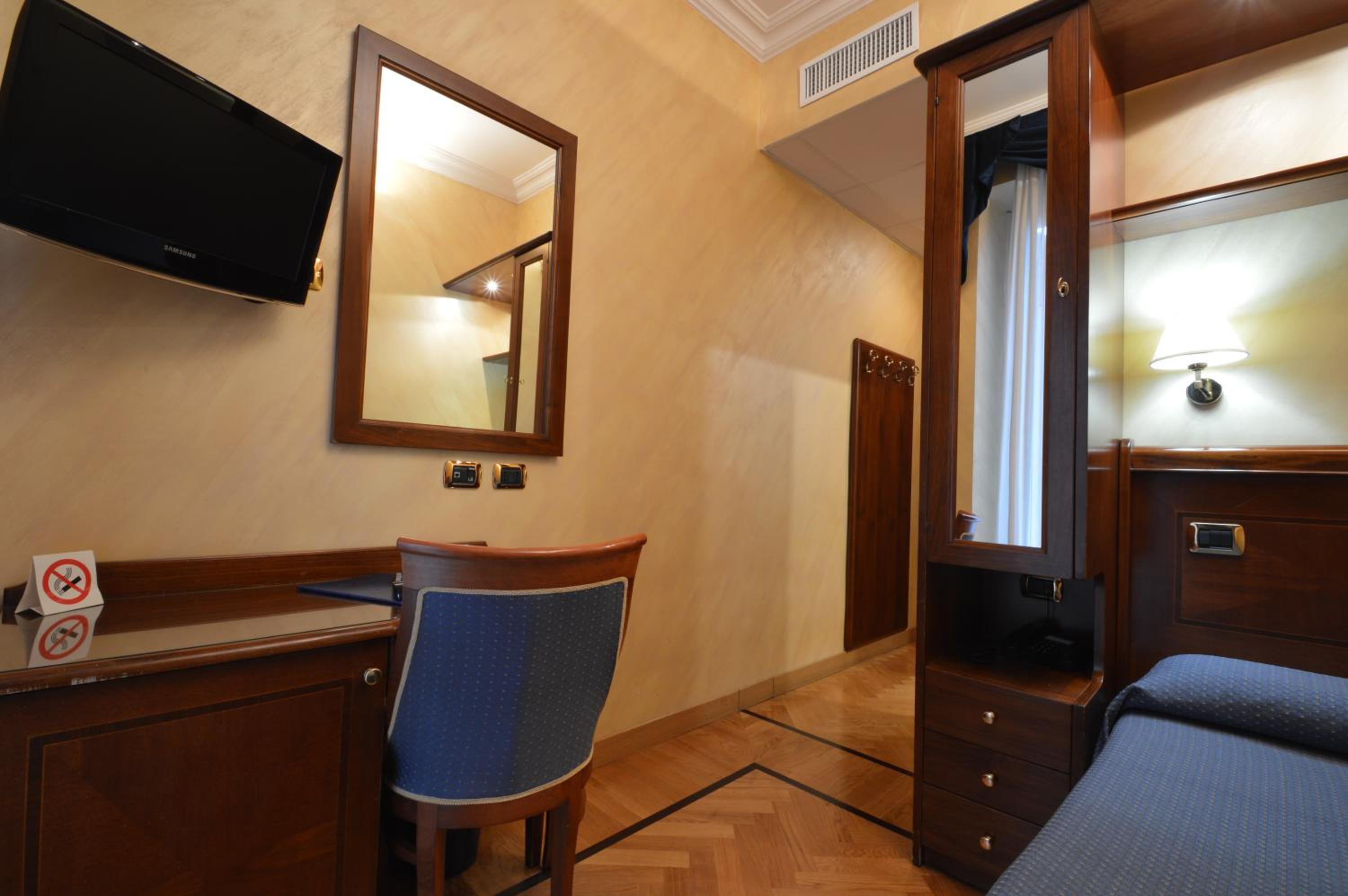 Single Room thumbnail 6