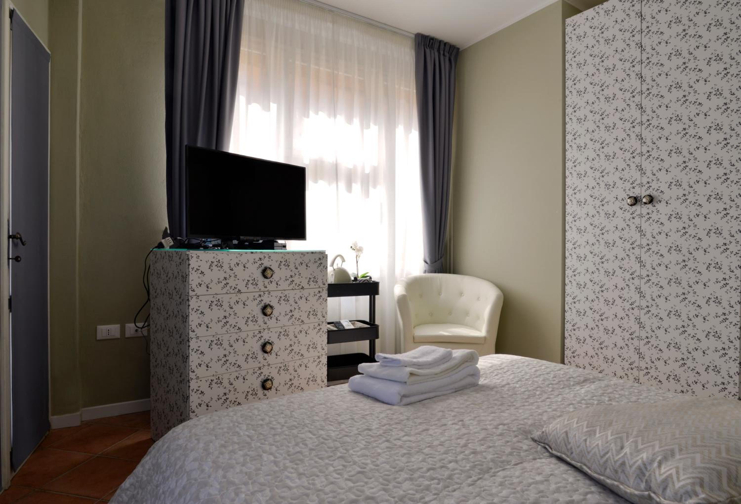 Double Room - Photo 16