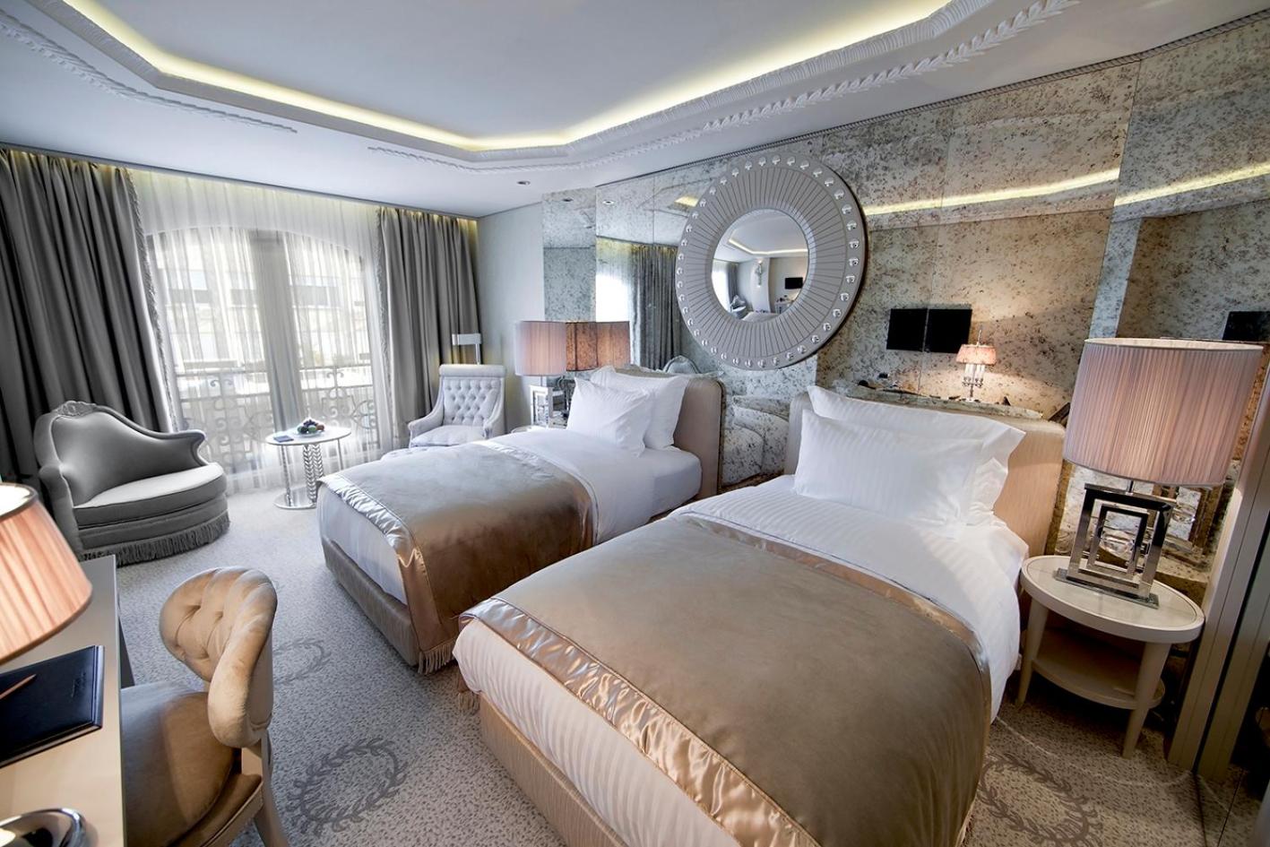 Deluxe Twin Room with City View - Photo 15