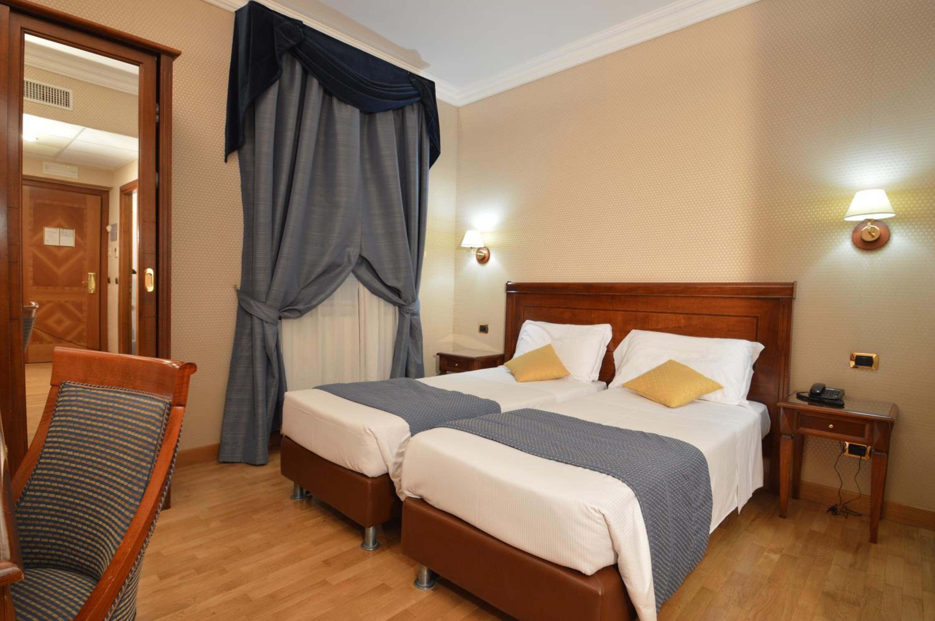 Superior Double Room with Spa Bath thumbnail 5