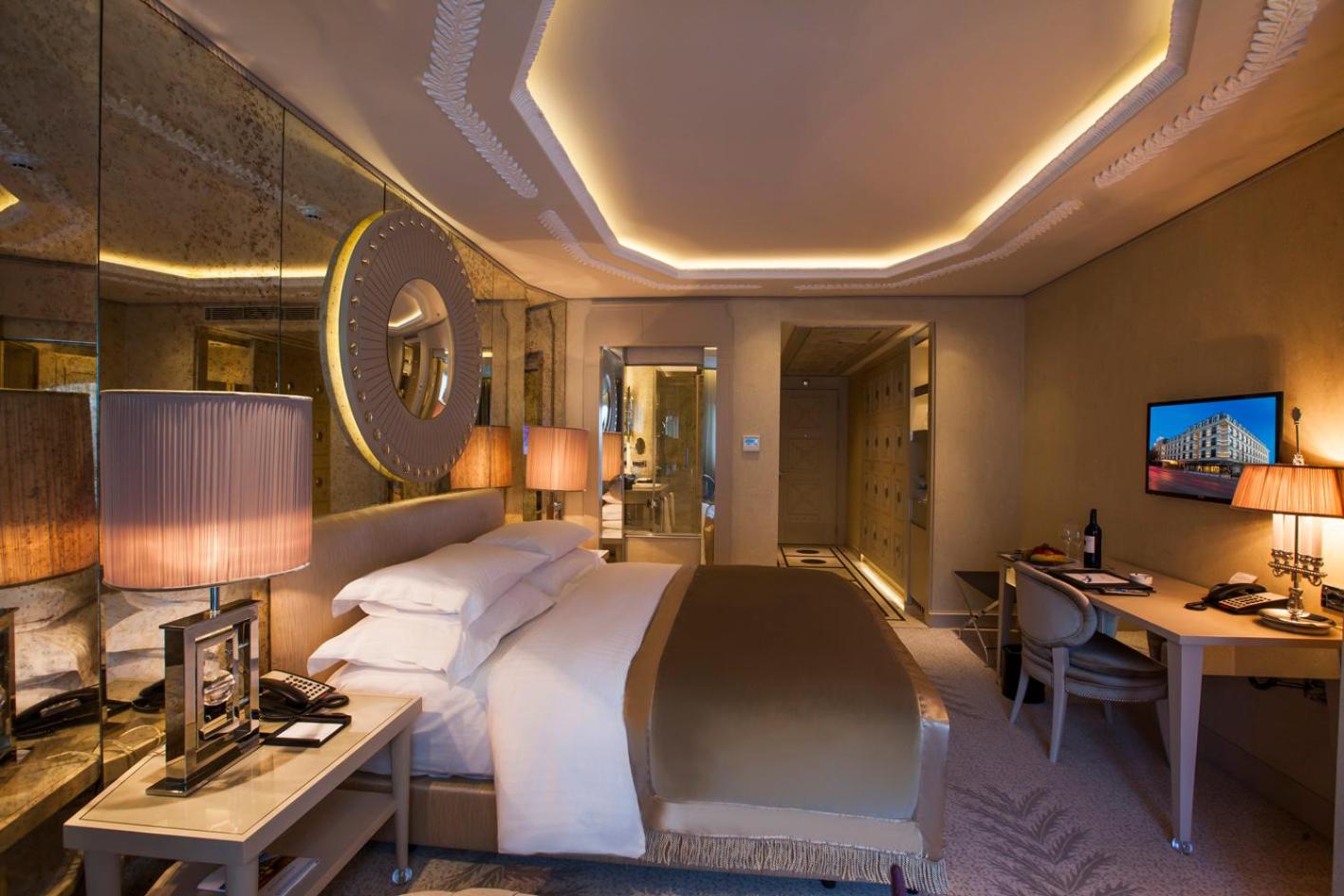 Deluxe King Room with City View - Photo 10