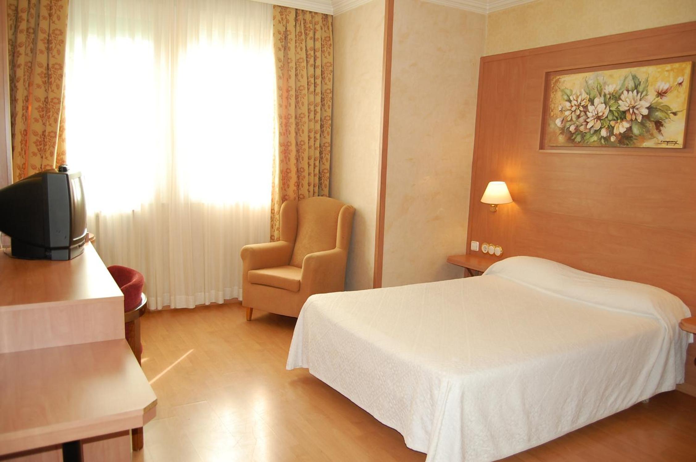 Standard Double or Twin Room - Photo 3