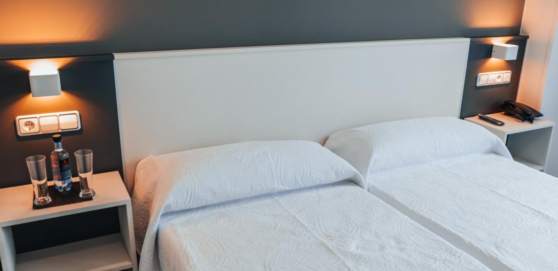 Twin Room with Private Bathroom - Photo 3