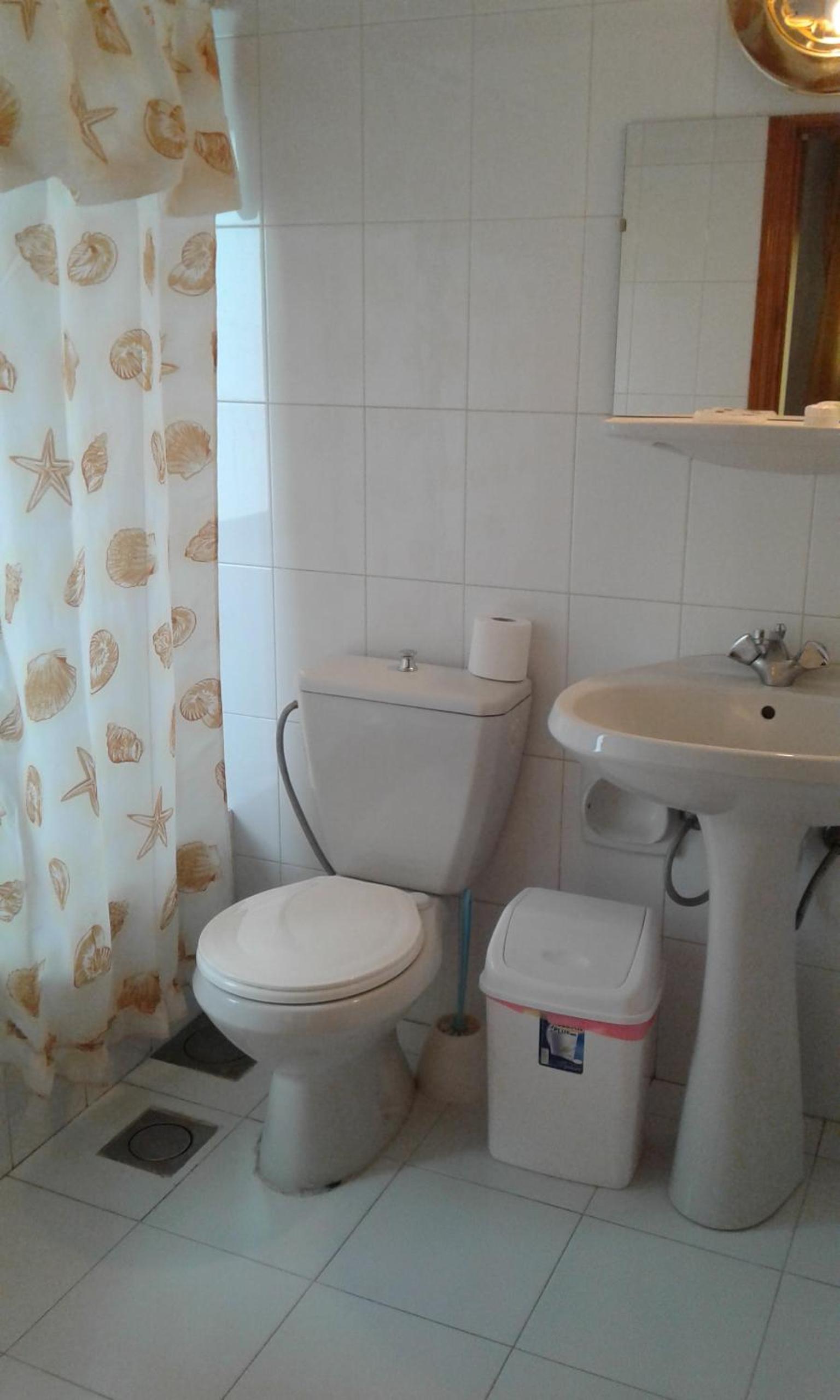 Twin Room with Private Bathroom photo 2