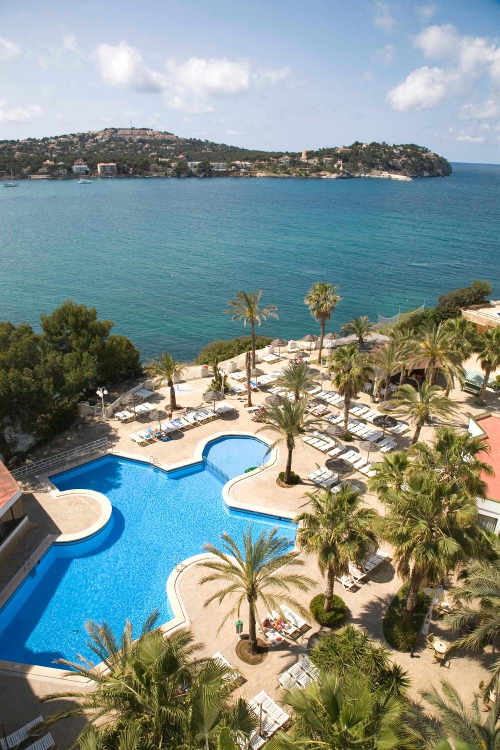 One-Bedroom Apartment with Sea View