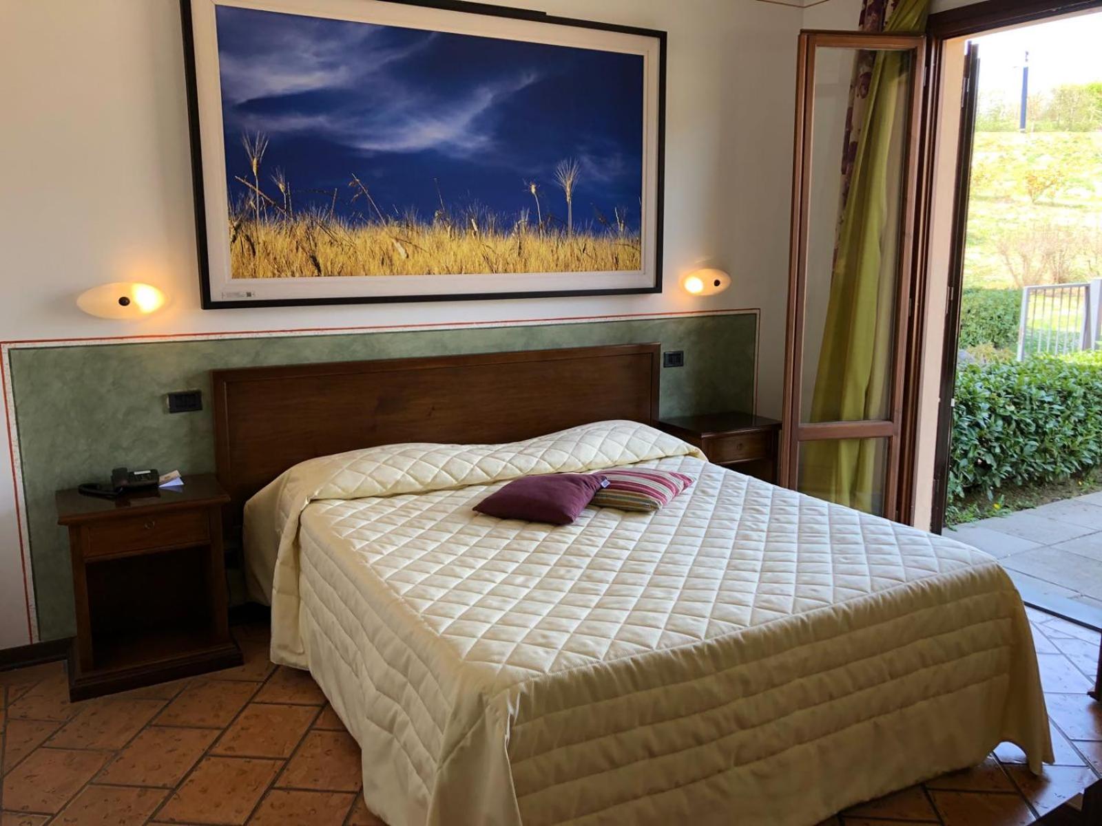 Double Room with Patio - Photo 13