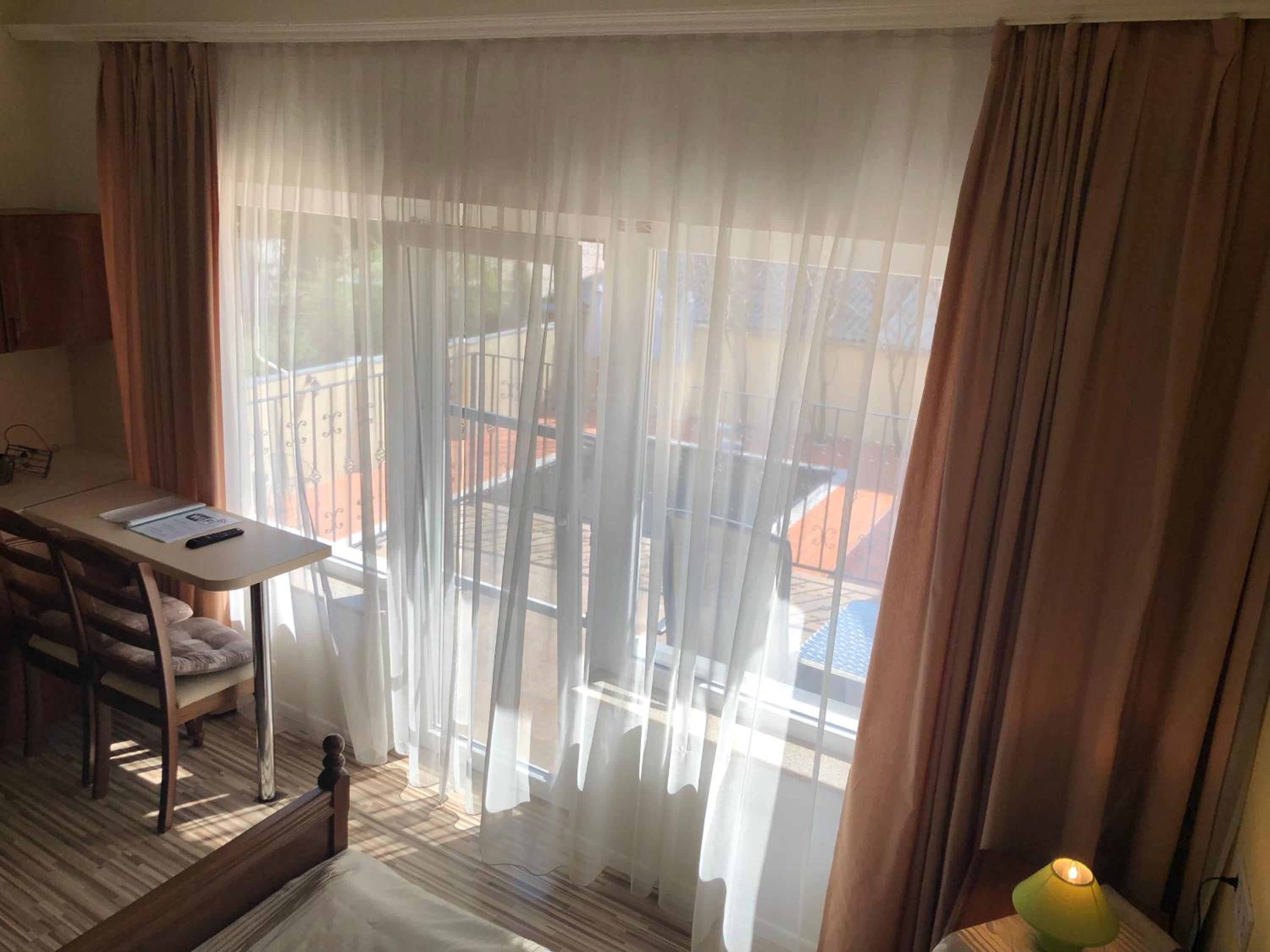 Double Room with Balcony - Photo 4