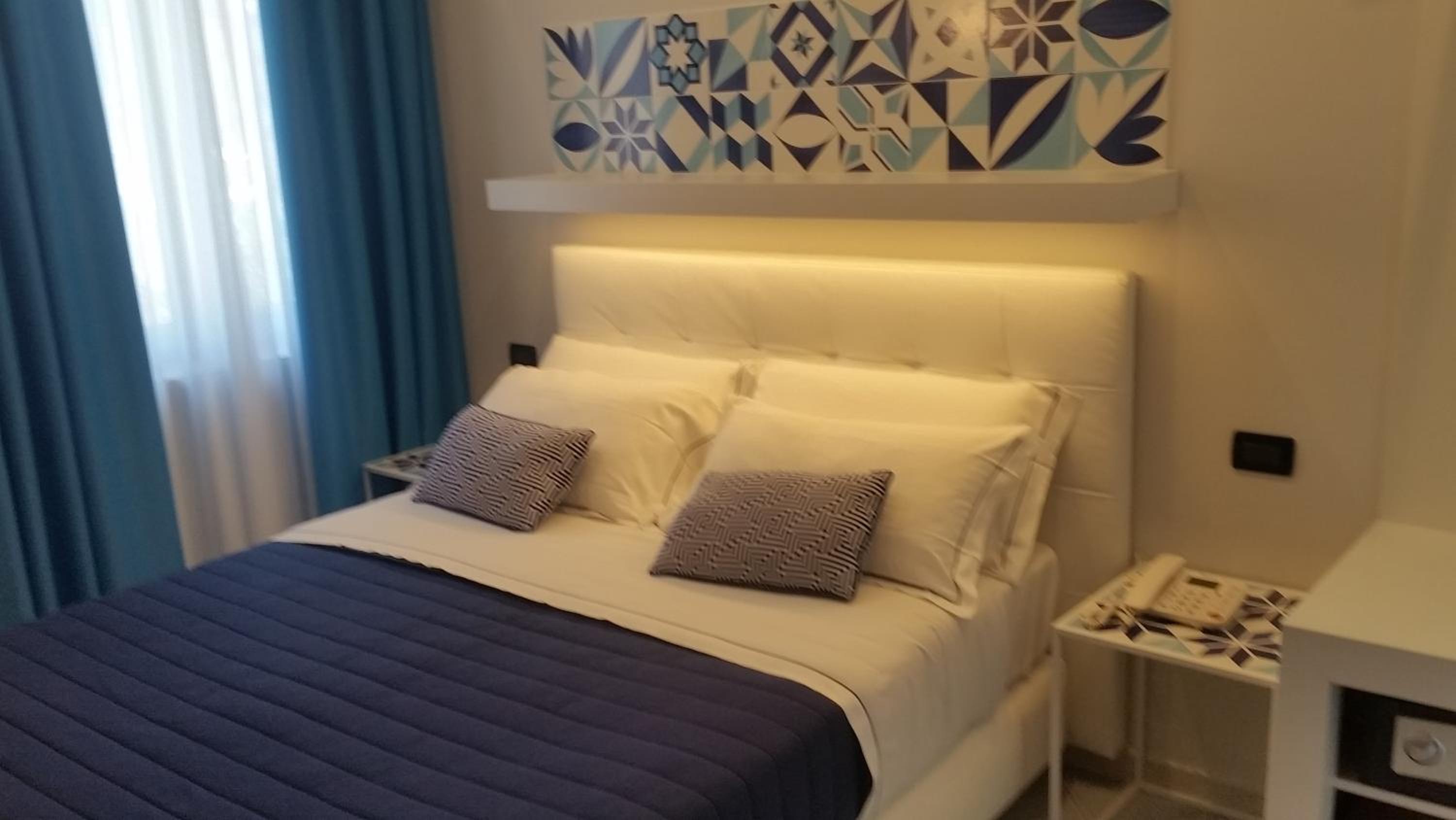 Double Room with Balcony - Photo 11
