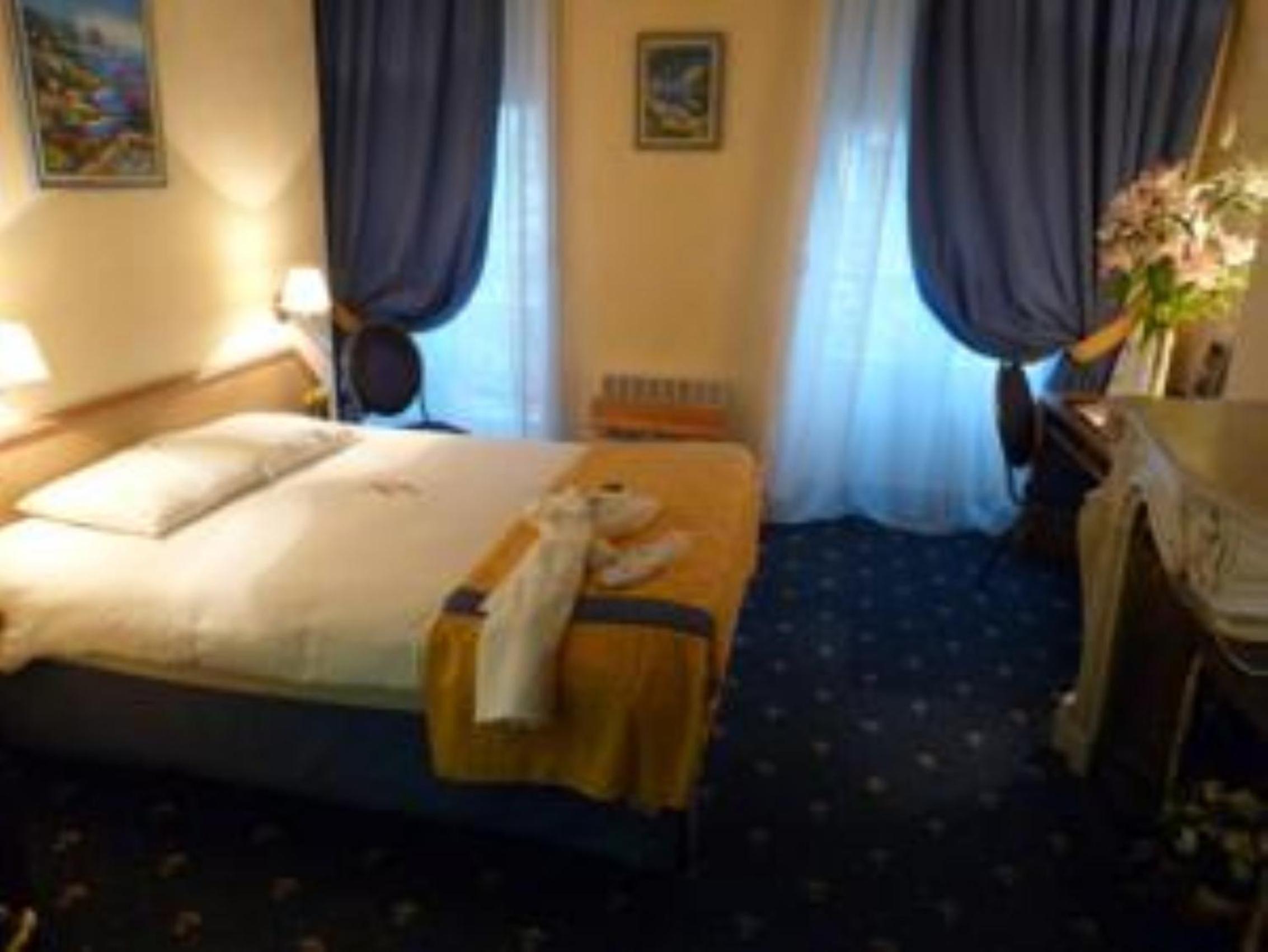 Double or Twin Room - Photo 5
