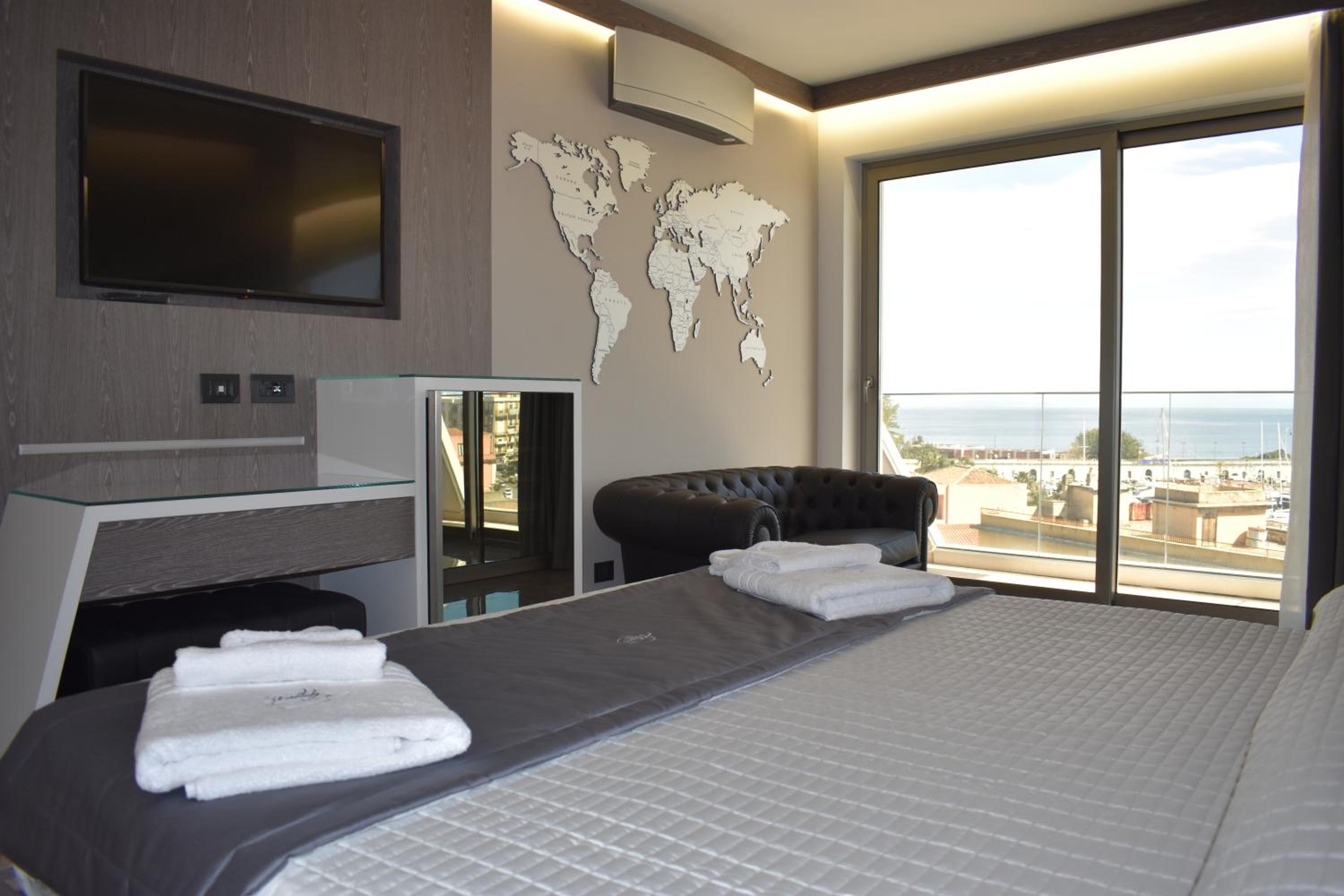 Deluxe Suite with Sea View - Photo 10