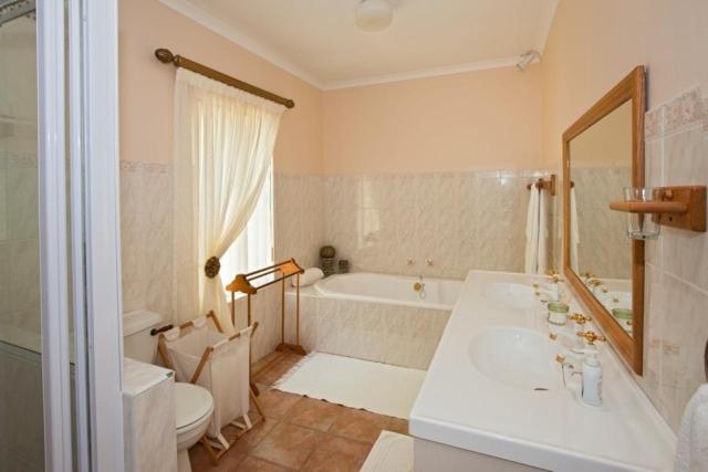 Queen Room - Photo 7