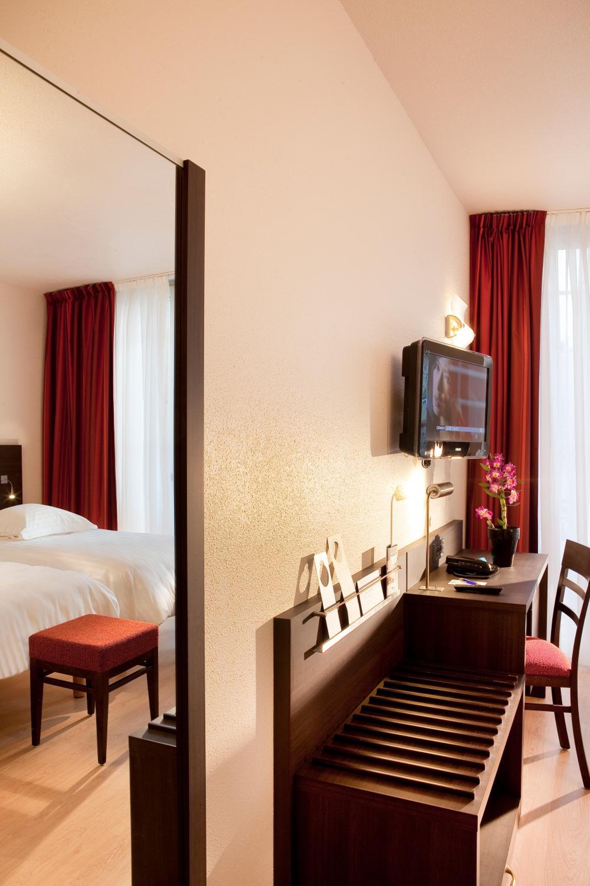 Deluxe Twin Room with Old Port Side View, photo 7