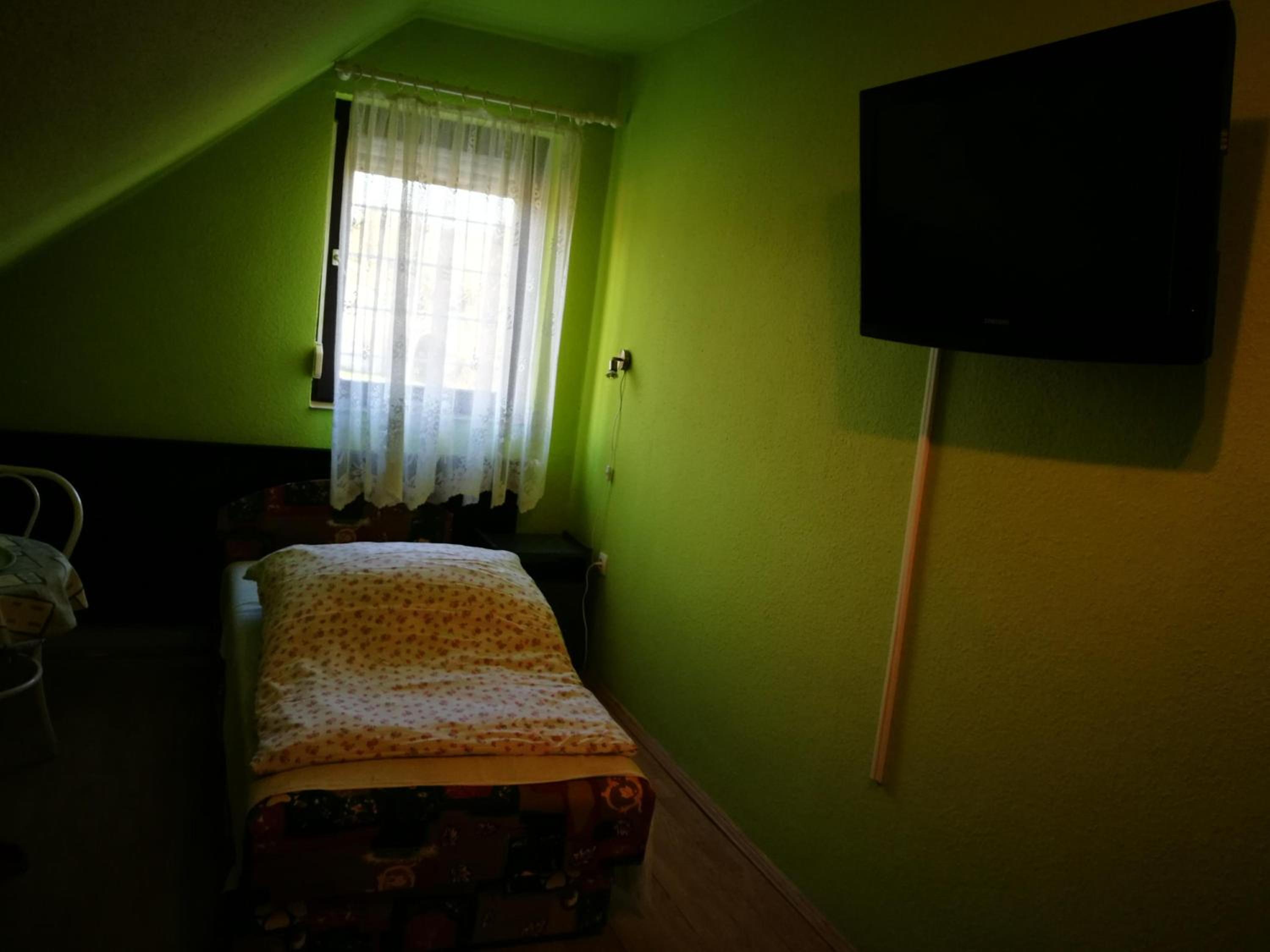 Budget Twin Room - Photo 4