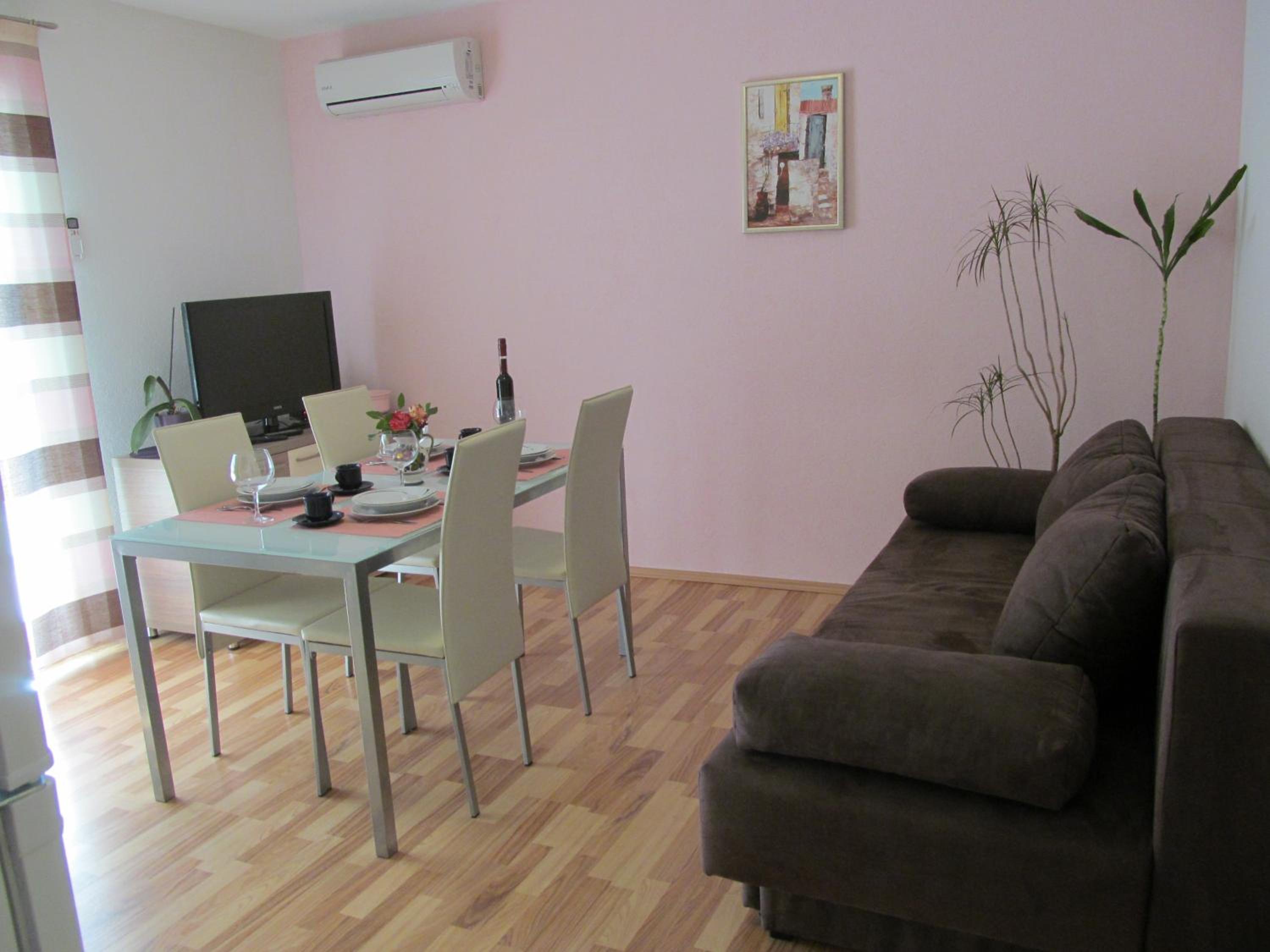 One-Bedroom Apartment photo 2