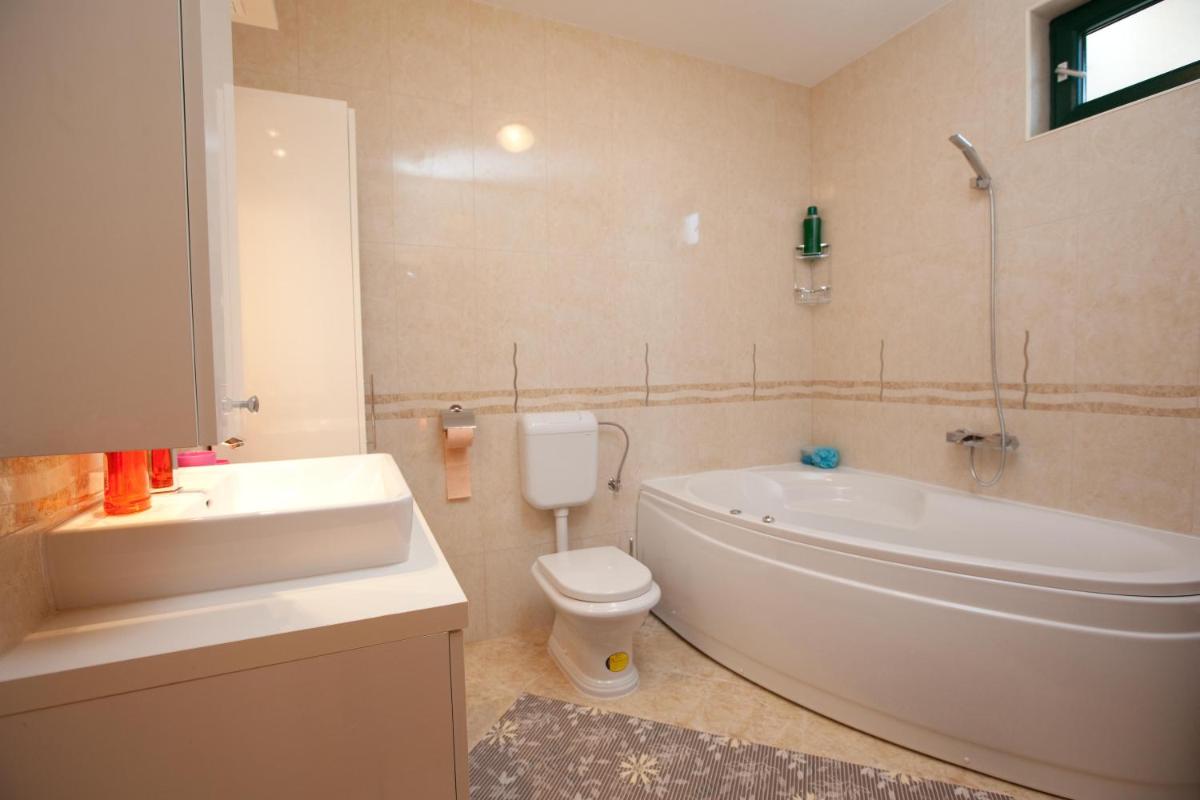 Luxury One-Bedroom Apartment with Terrace and Sea View