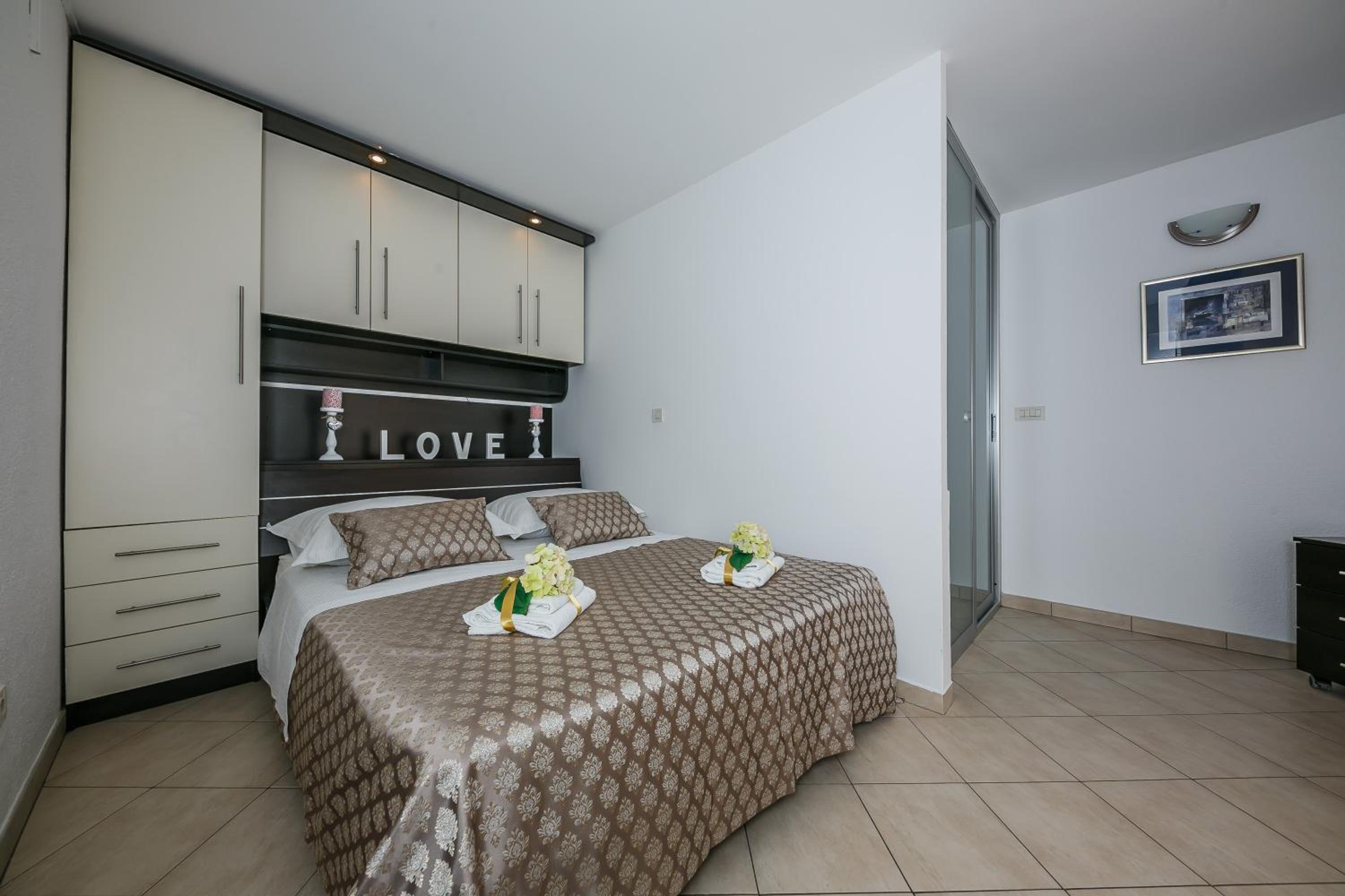 Deluxe One-Bedroom Apartment with Terrace - Omiška Street 16