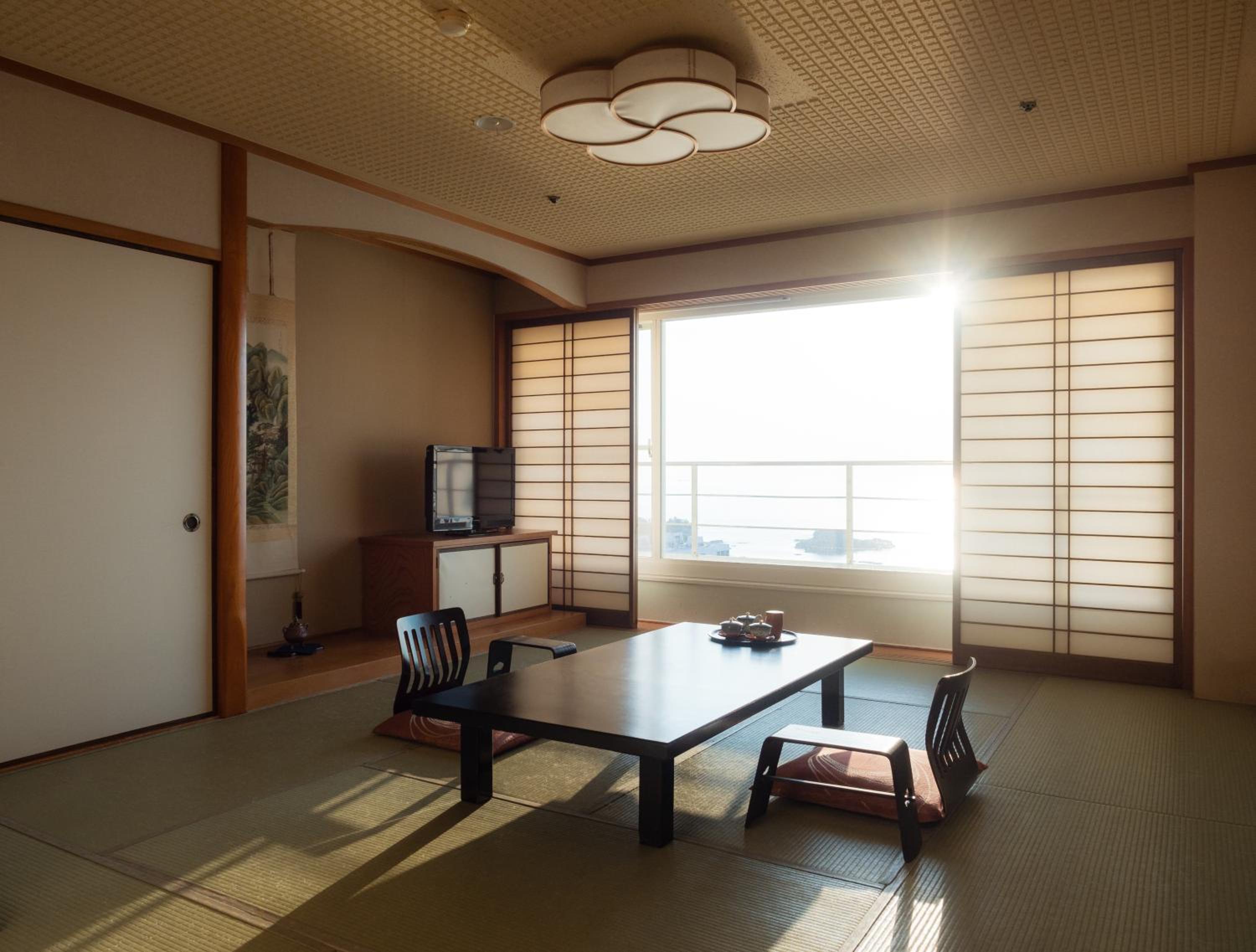 Japanese-Style Quadruple Room with Ocean View - Smoking photo 1