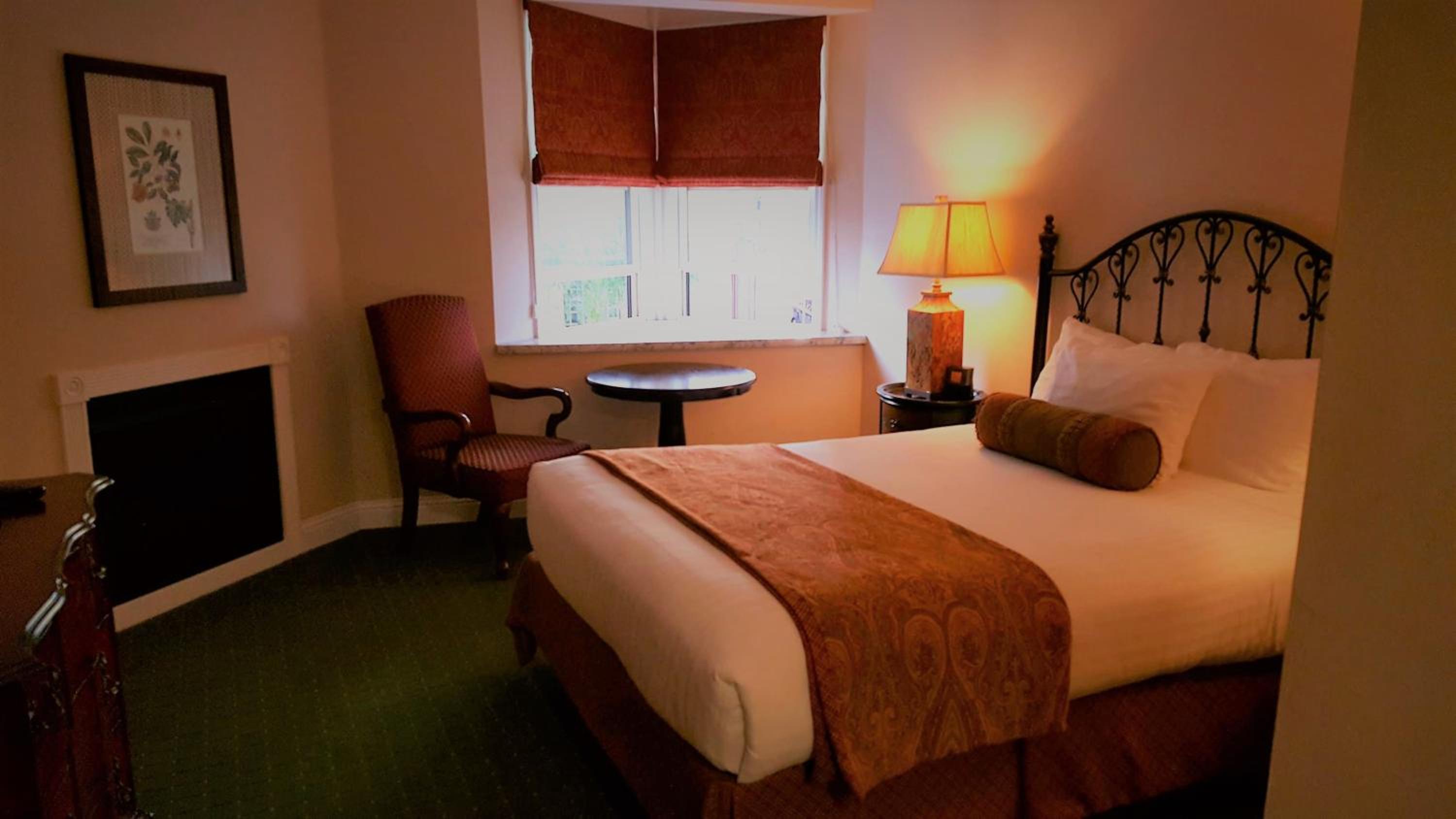 Deluxe Queen Room - Photo 2