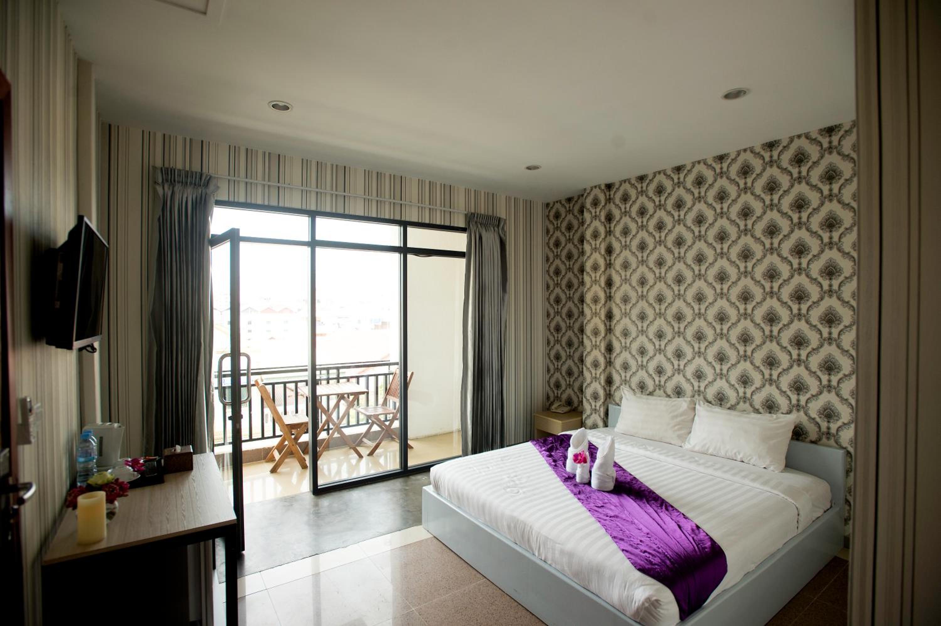 Deluxe King Room - Photo 7
