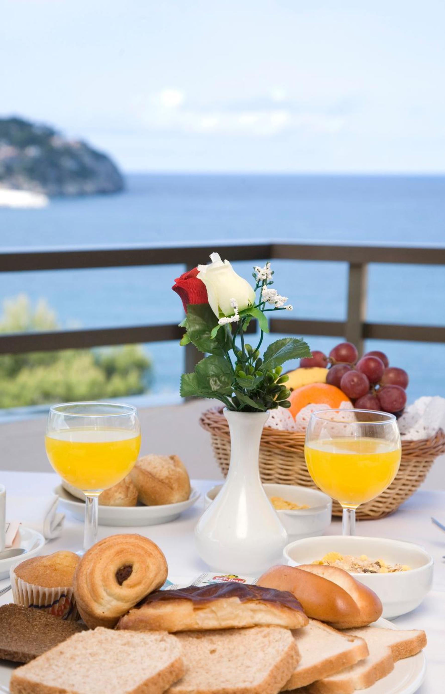 One-Bedroom Apartment with Sea View (2 Adults + 2 Children)