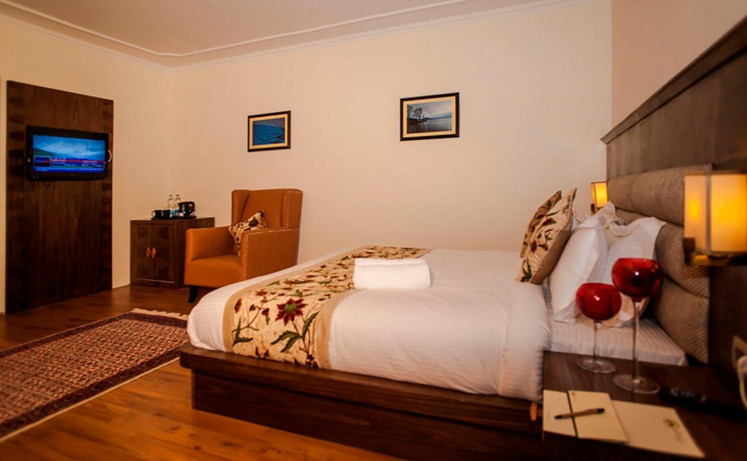 Superior King Room (Complimentary INR 500 Hotel Credit redeemable on Food & Beverages and Free Room Upgrade, Subject to Availability) photo 3