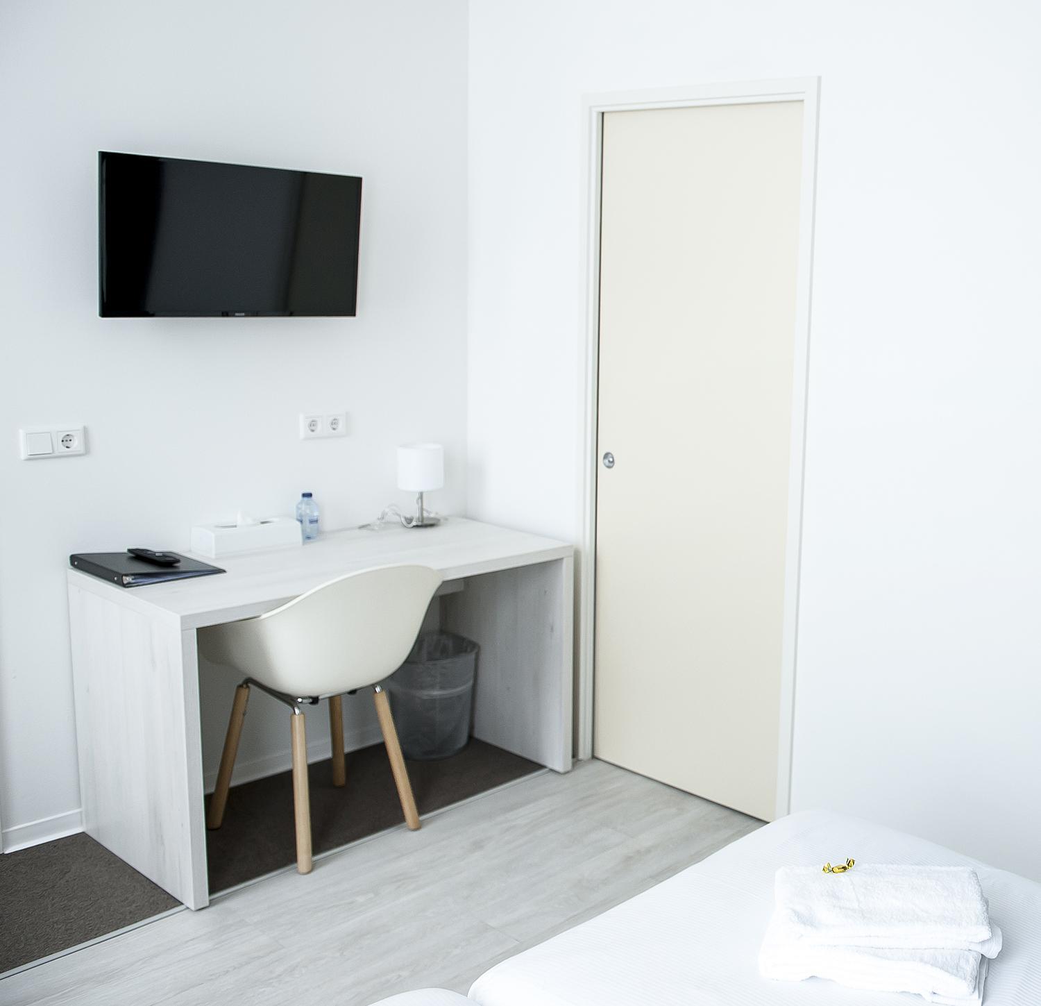 Standard Twin Room - Photo 6