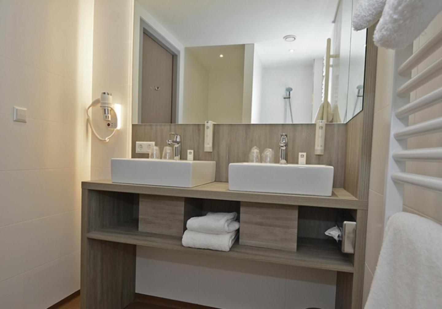 Double Room With Sofa Bed - Photo 7