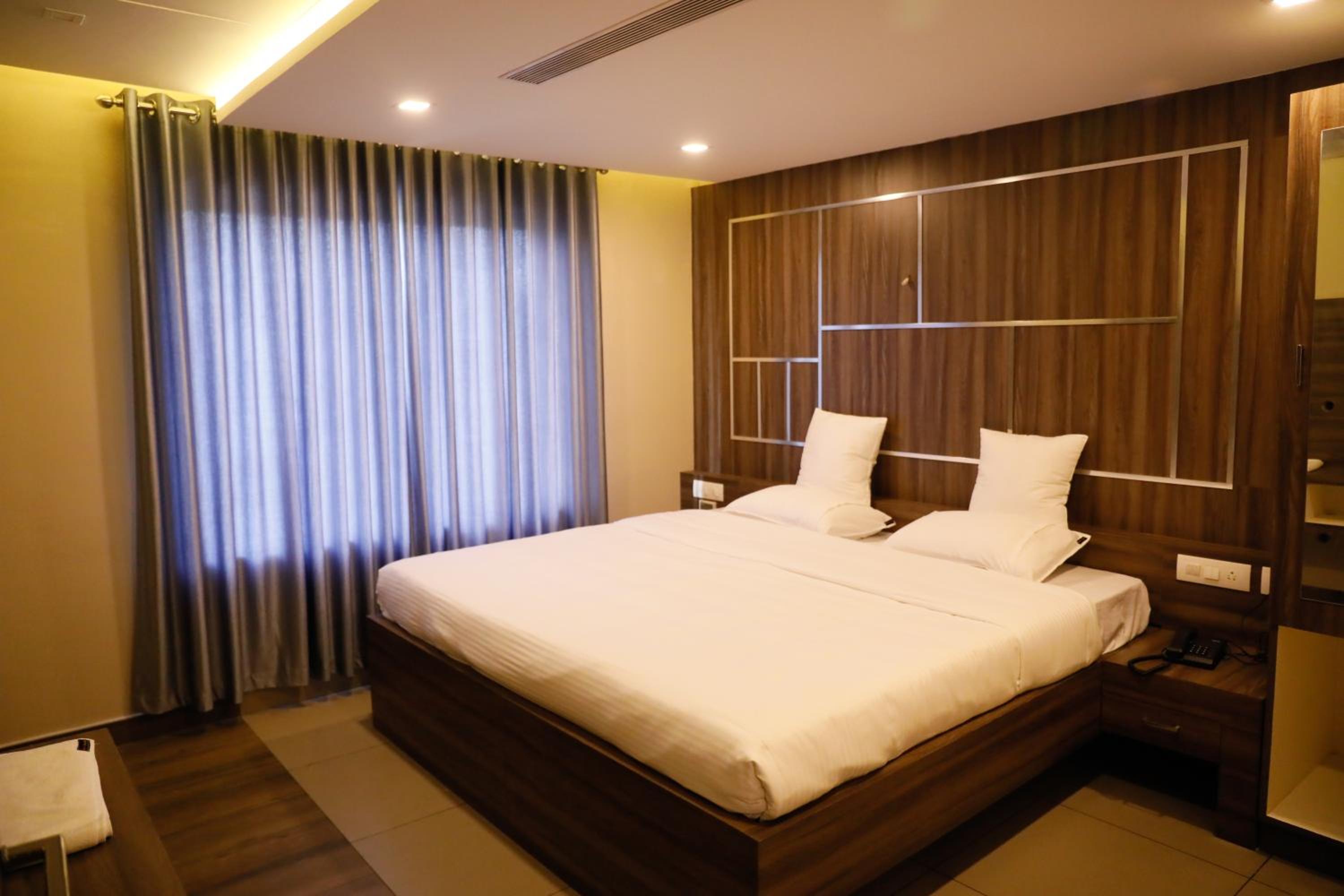 Executive Suite - Photo 7