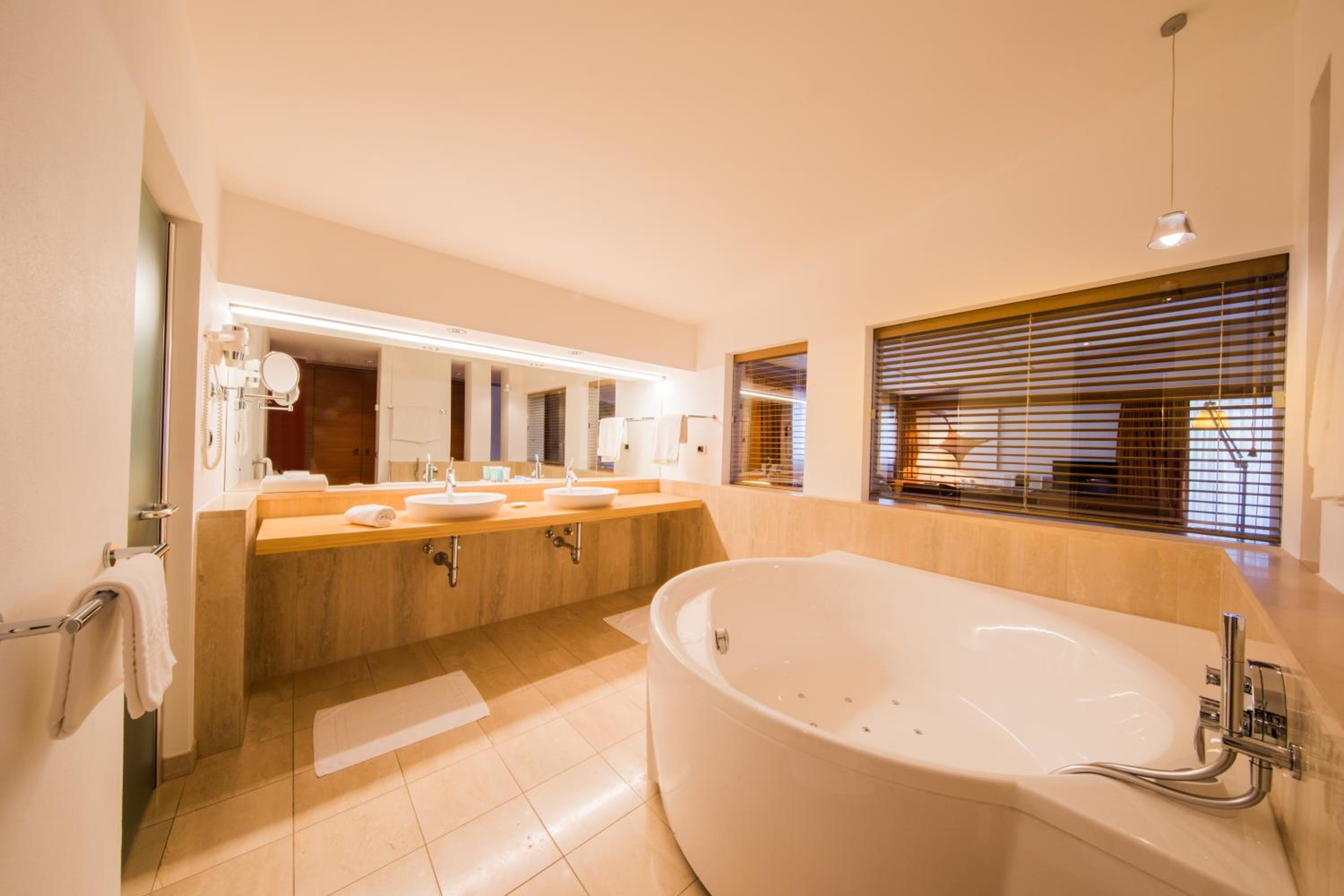 Luxury Suite with Balcony photo 3