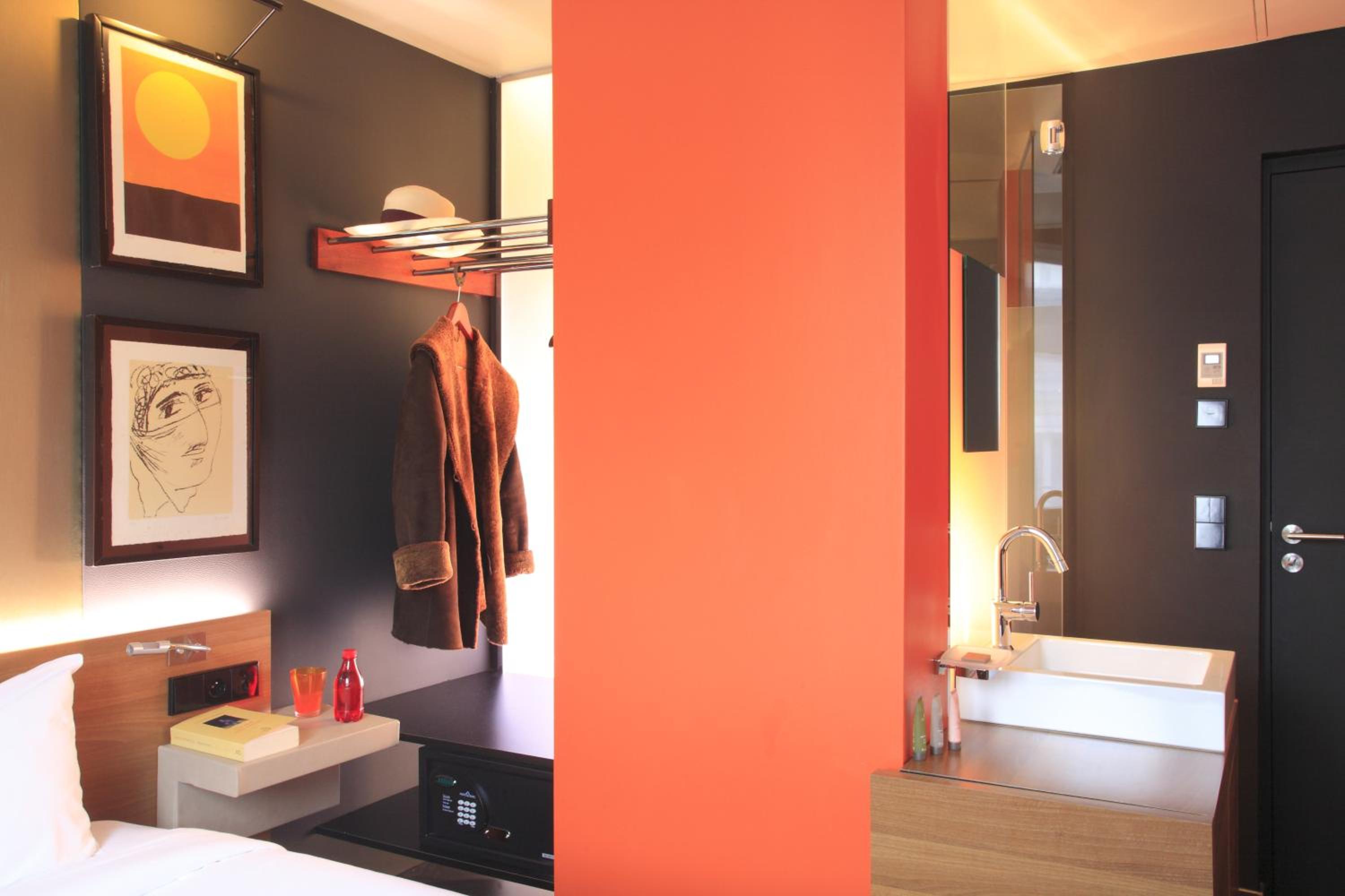 Standard Double Room thumbnail 5