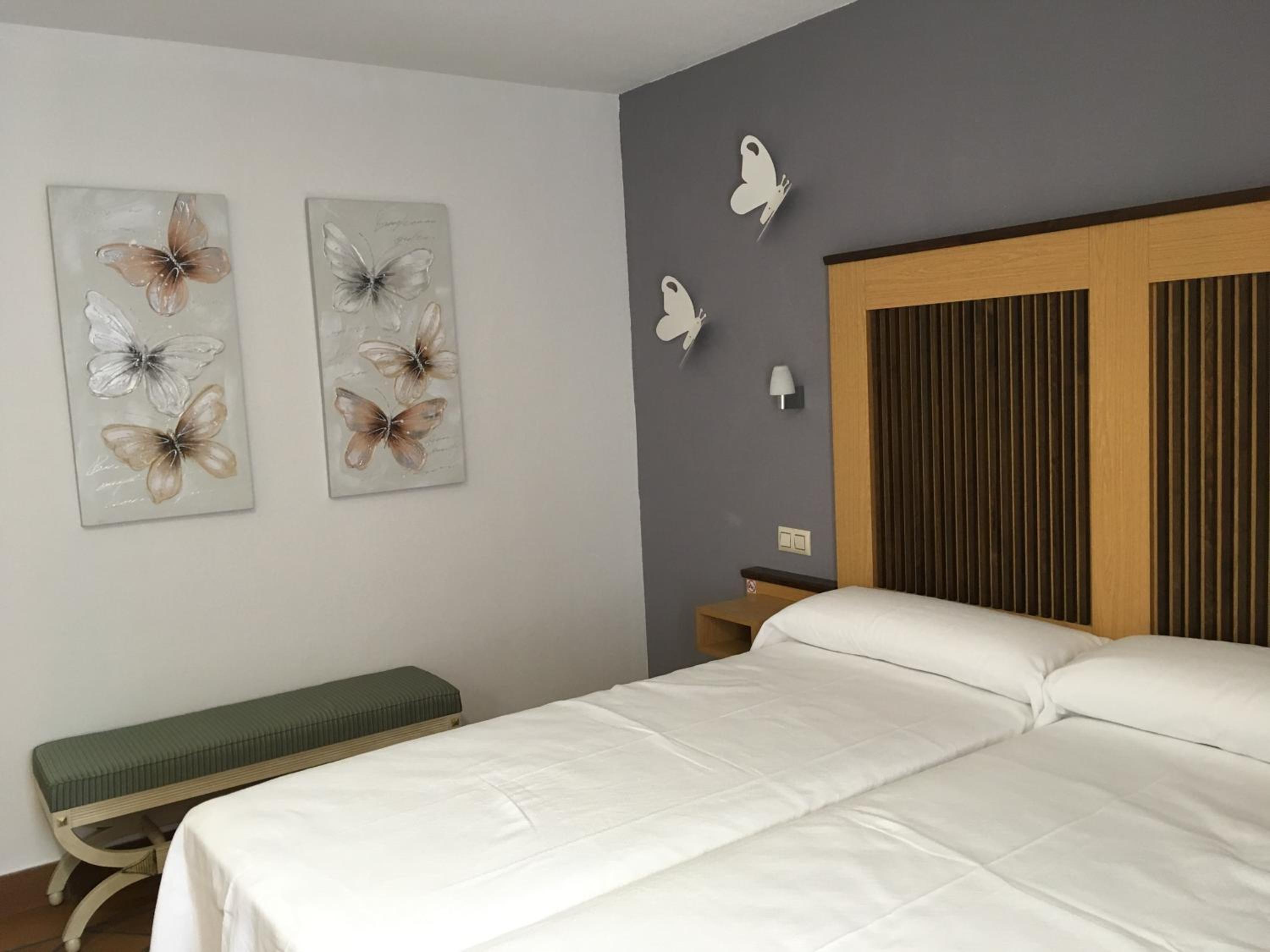 Twin Room with Private Bathroom photo 2
